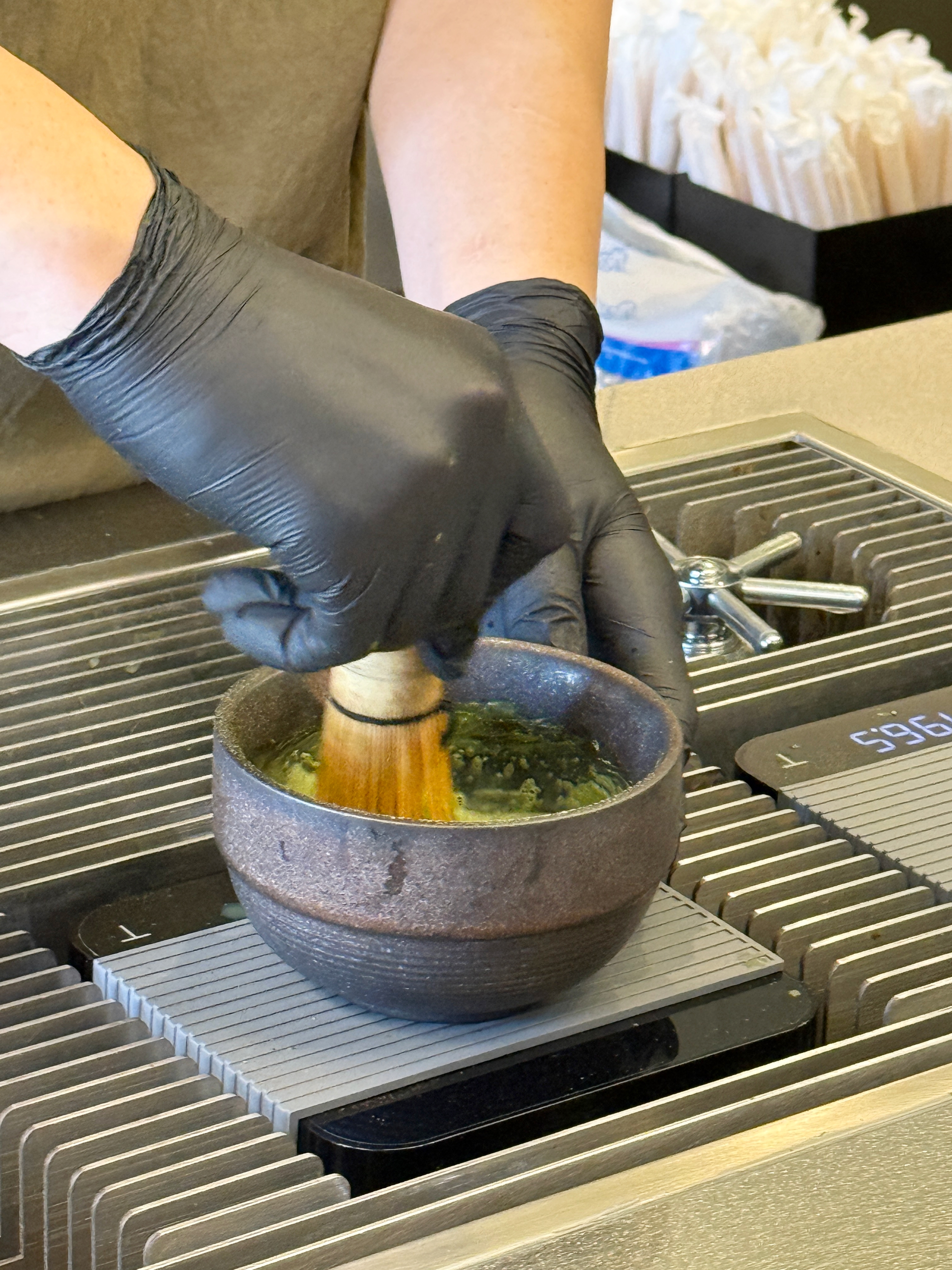 現點現刷的茶歐蕾經茶筅反覆刷拂後形成綿密泡沫,口感滑順細膩。