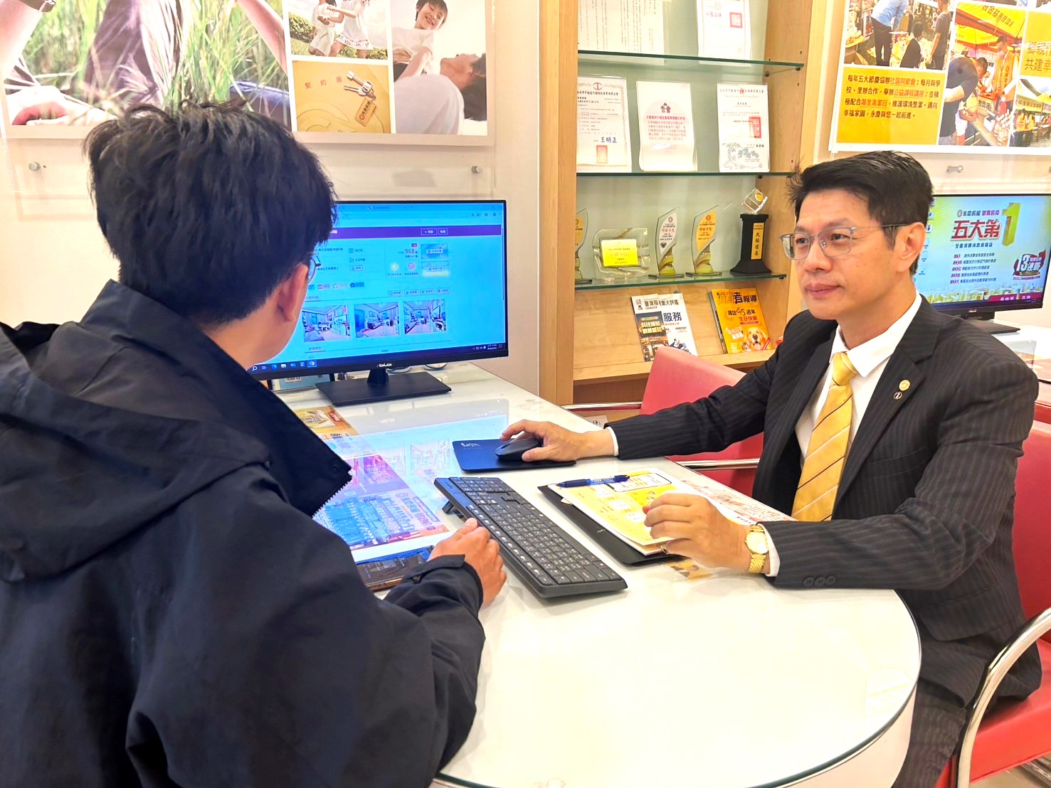 永慶房屋蘇怡道（右）透過LINE「i特助」群組，成功為客戶建立溝通橋梁，輕鬆達成購屋共識。（圖／永慶房產集團提供）
