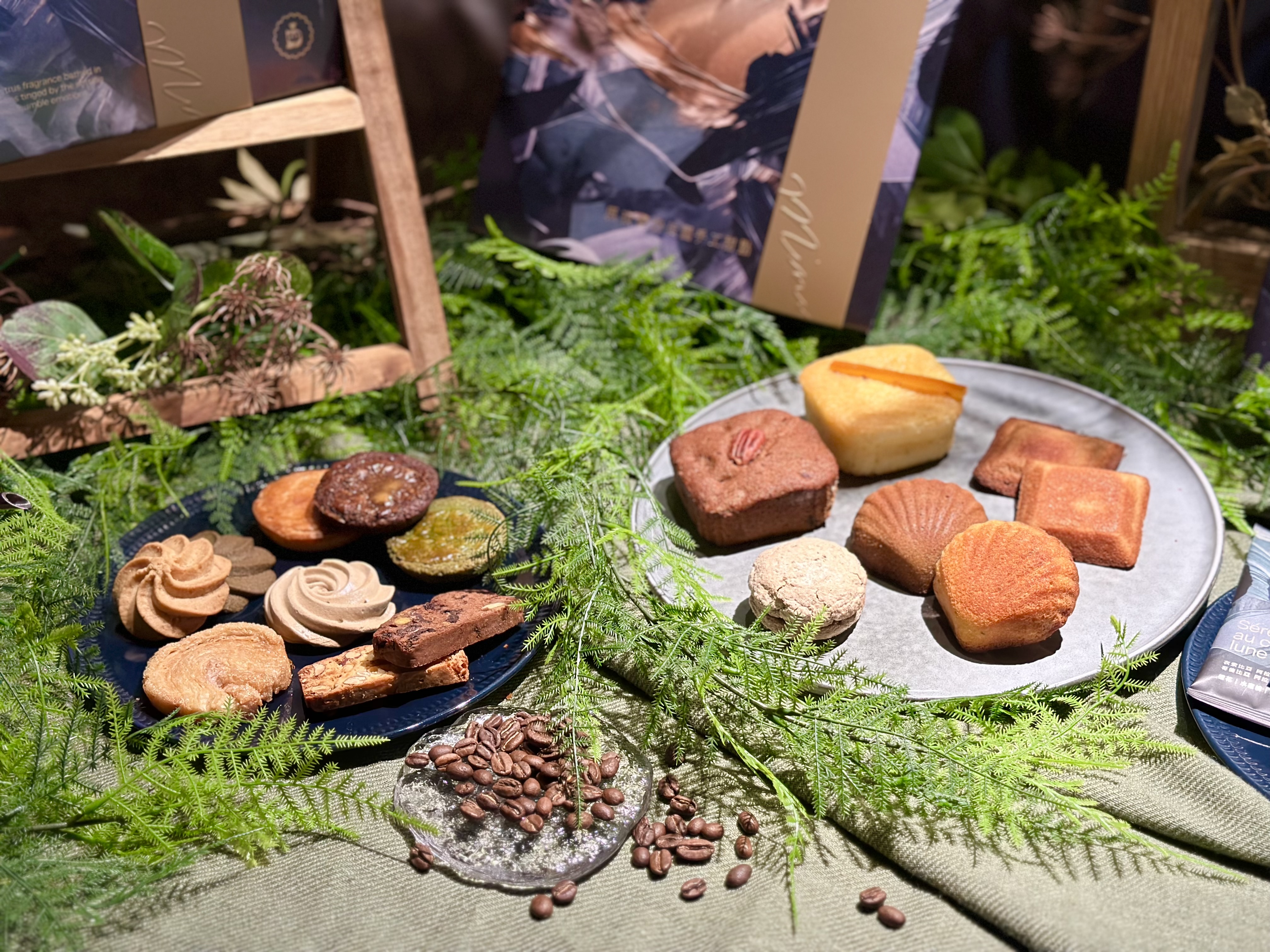 「深夜裡的法國手工甜點」今年推出的中秋禮盒，收進16款經典甜點和2款藝伎咖啡濾掛包。