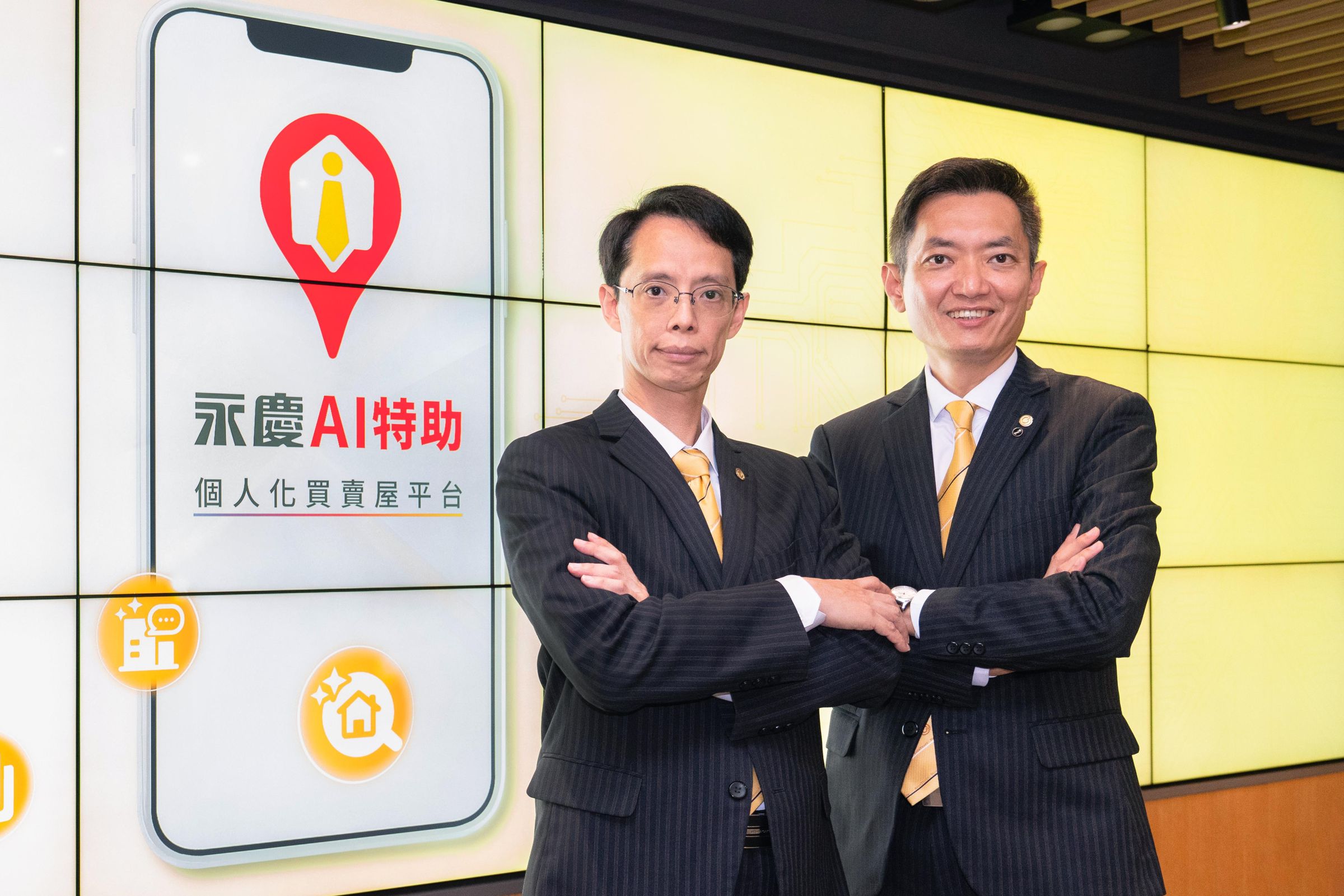 永慶房屋業管部協理陳賜傑(右)與永慶房產集團資訊部協理呂學堯(左)。圖/永慶房屋提供