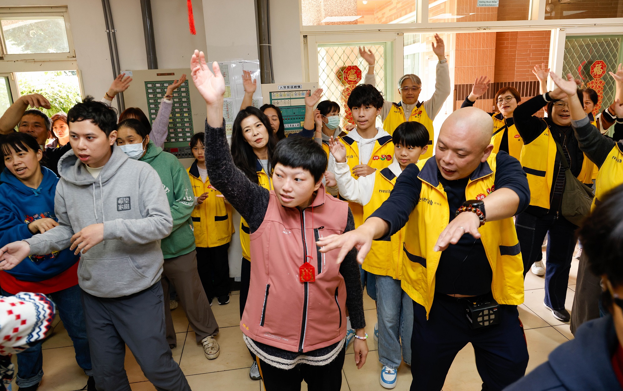 昇恆昌的全員志工文化從職場自然延伸至家庭,不少員工攜子女一同參與服務;圖為志工們與真善美社會福利基金會院生們一起唱跳,現場互動歡樂溫馨。(攝影組)