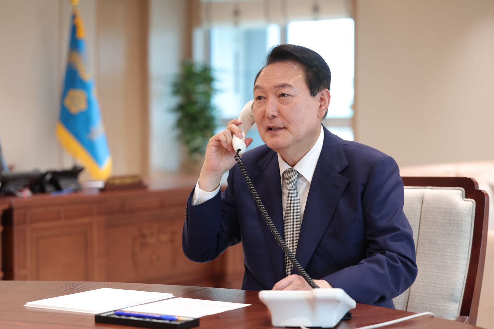 韓國警方的聯合調查小組欲進入尹錫悅的辦公室調查卻受阻。(翻攝自臉書)