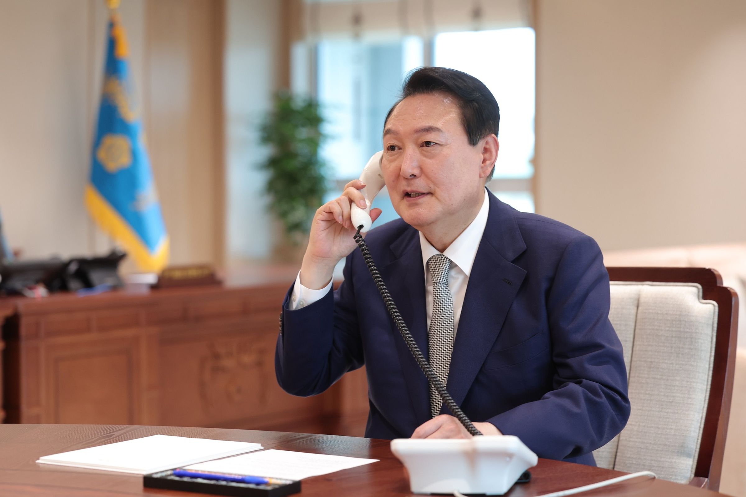 韓國警方的聯合調查小組欲進入尹錫悅的辦公室調查卻受阻。(翻攝自臉書)