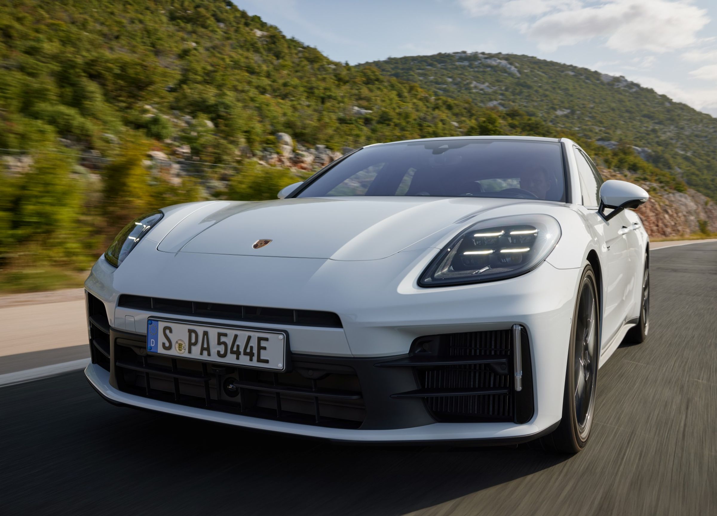 Panamera 4S E-Hybrid 全新的插電式油電混合系統擁有剽悍的加速與操控性能,更將續航里程提升至最高 91 km