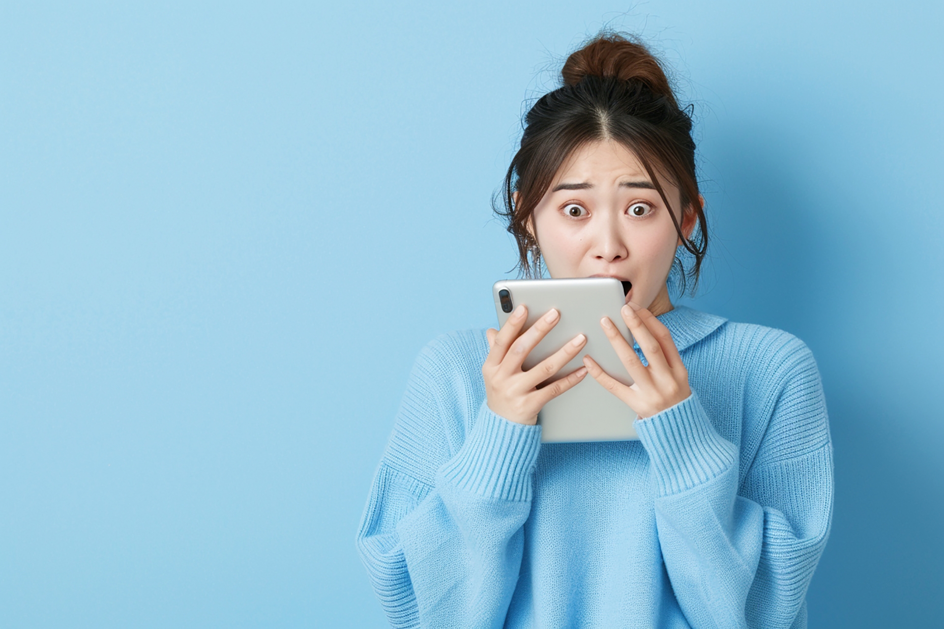 外國一名女網友意外從未婚夫的iPad的訊息發現對方出軌，偷吃對象竟然是她的母親。（示意圖，photoAC）