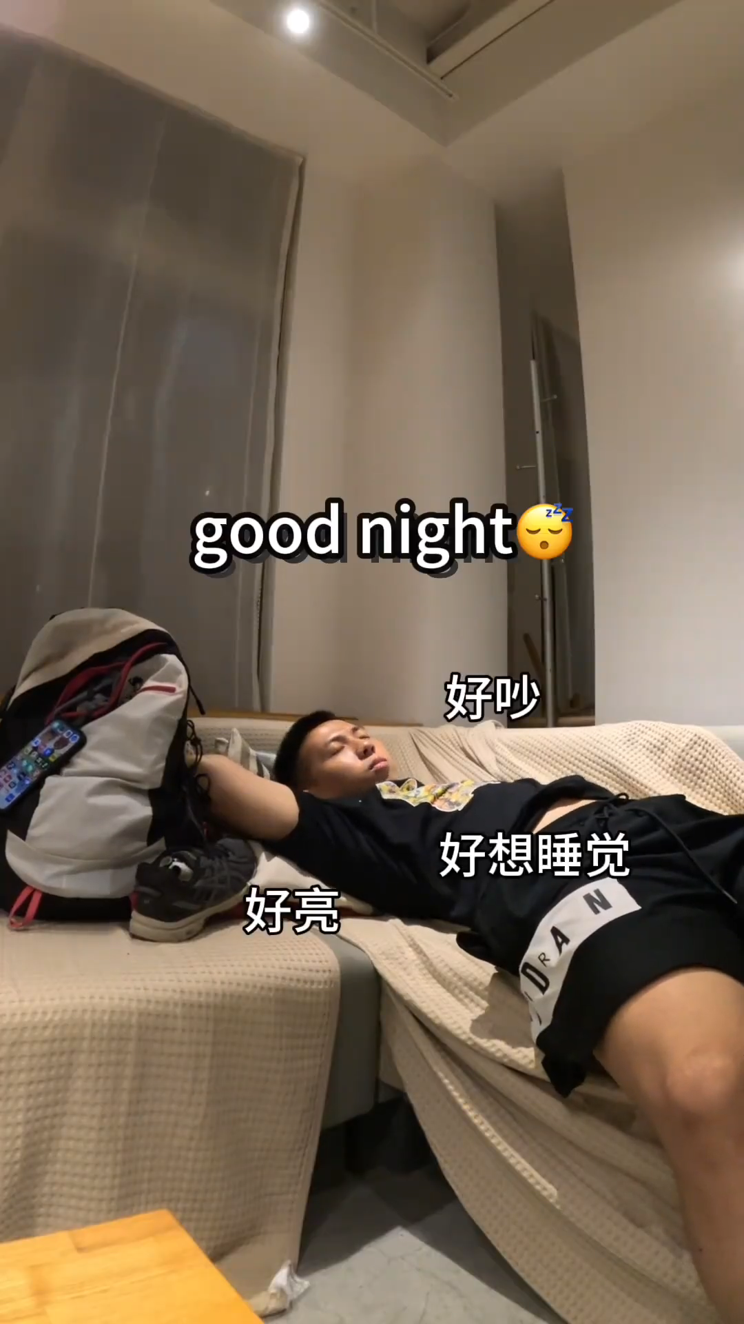 他異想天開跑到前一晚入住青旅的大廳，用餐完直接在沙發上呼呼大睡，把這當成自己的家裡。（翻攝自一棵樹YT頻道）