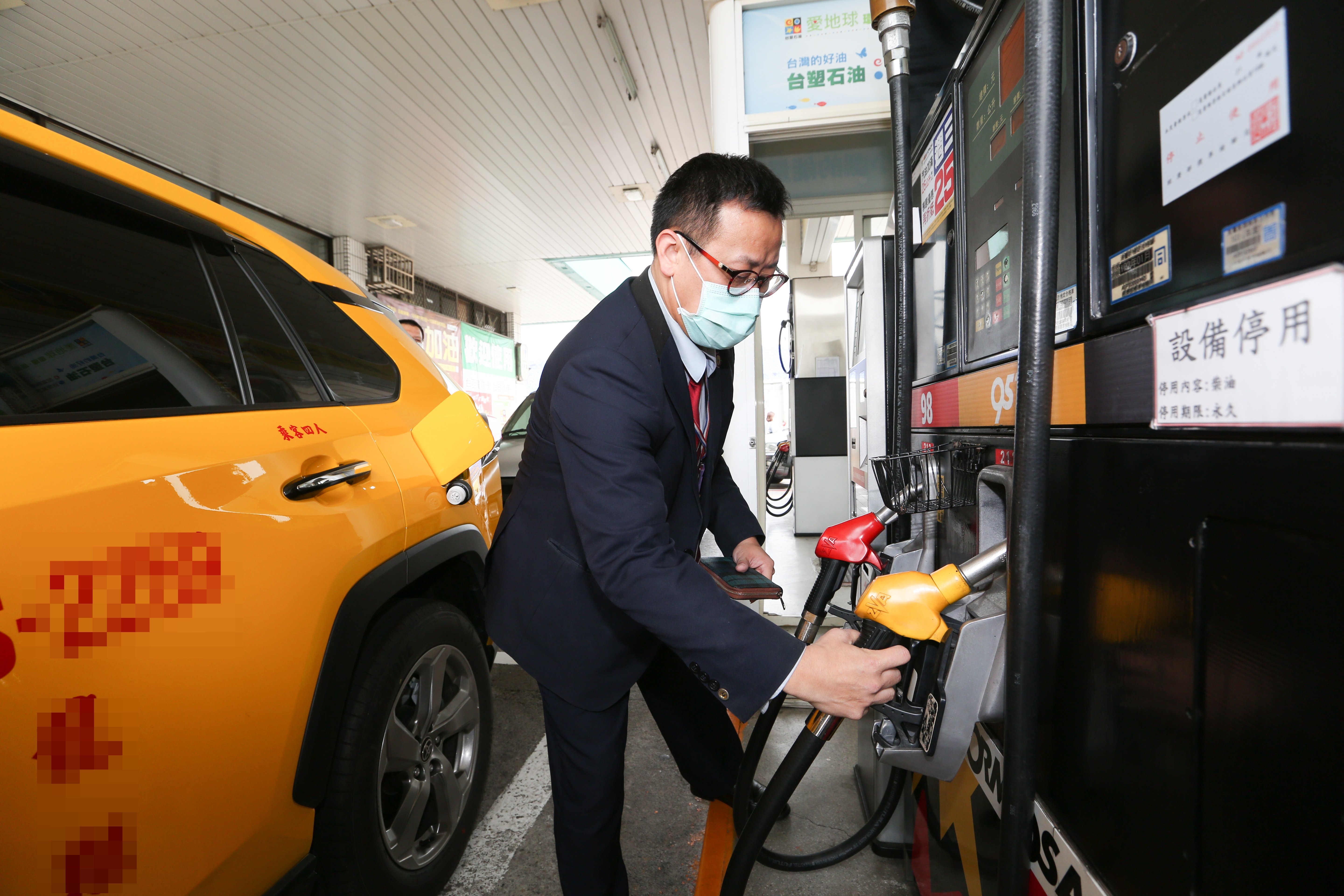 因應中東局勢動盪導致油價攀升，交通部宣布啟動「計程車油價折讓補貼措施」，預計約有9萬輛合法登記計程車受惠。（本刊資料照）