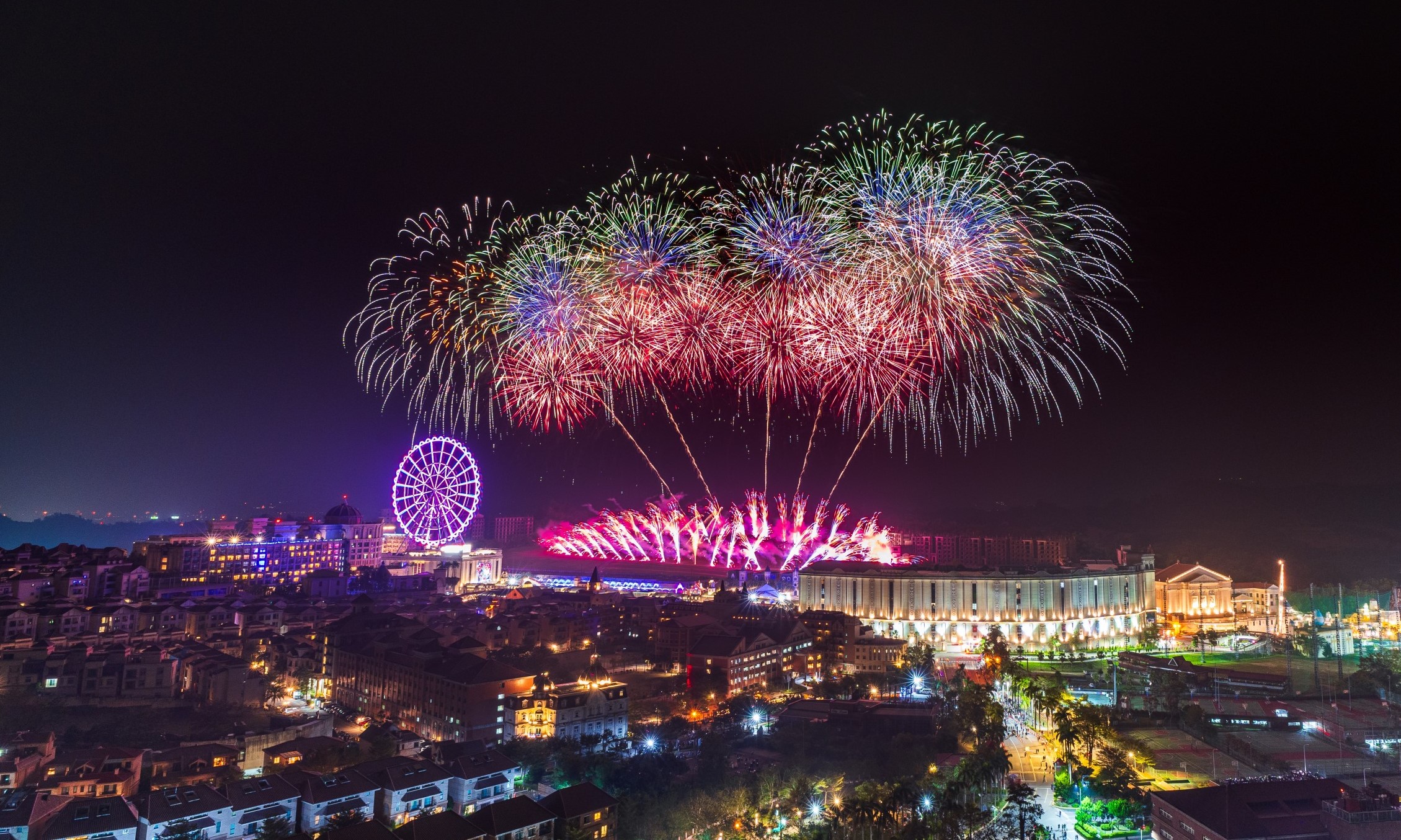 跨年夜全台煙火齊發,高雄義大世界將施放999秒煙火。(義大遊樂世界提供)