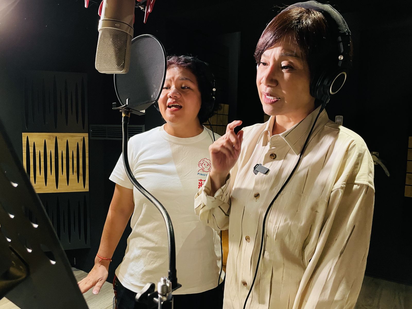 唐美雲與莊瓊如錄製競選歌曲超迅速,很快就完成錄音工作。(紙風車劇團提供)