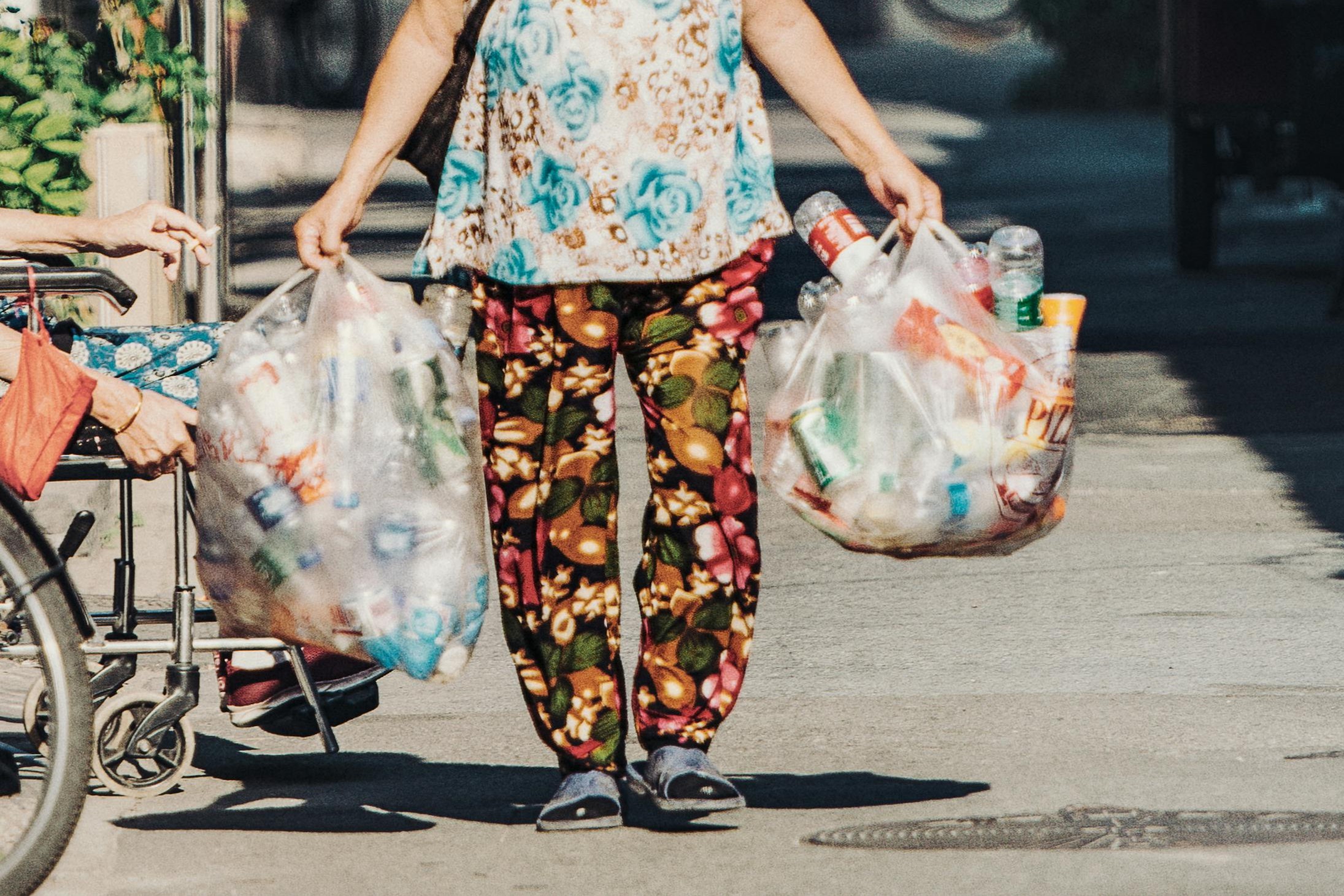 網友不忍阿婆撿回收太辛苦，主動想請她喝飲料，卻被對方一句話弄得當場想找地洞鑽下去。（翻攝自pexels）