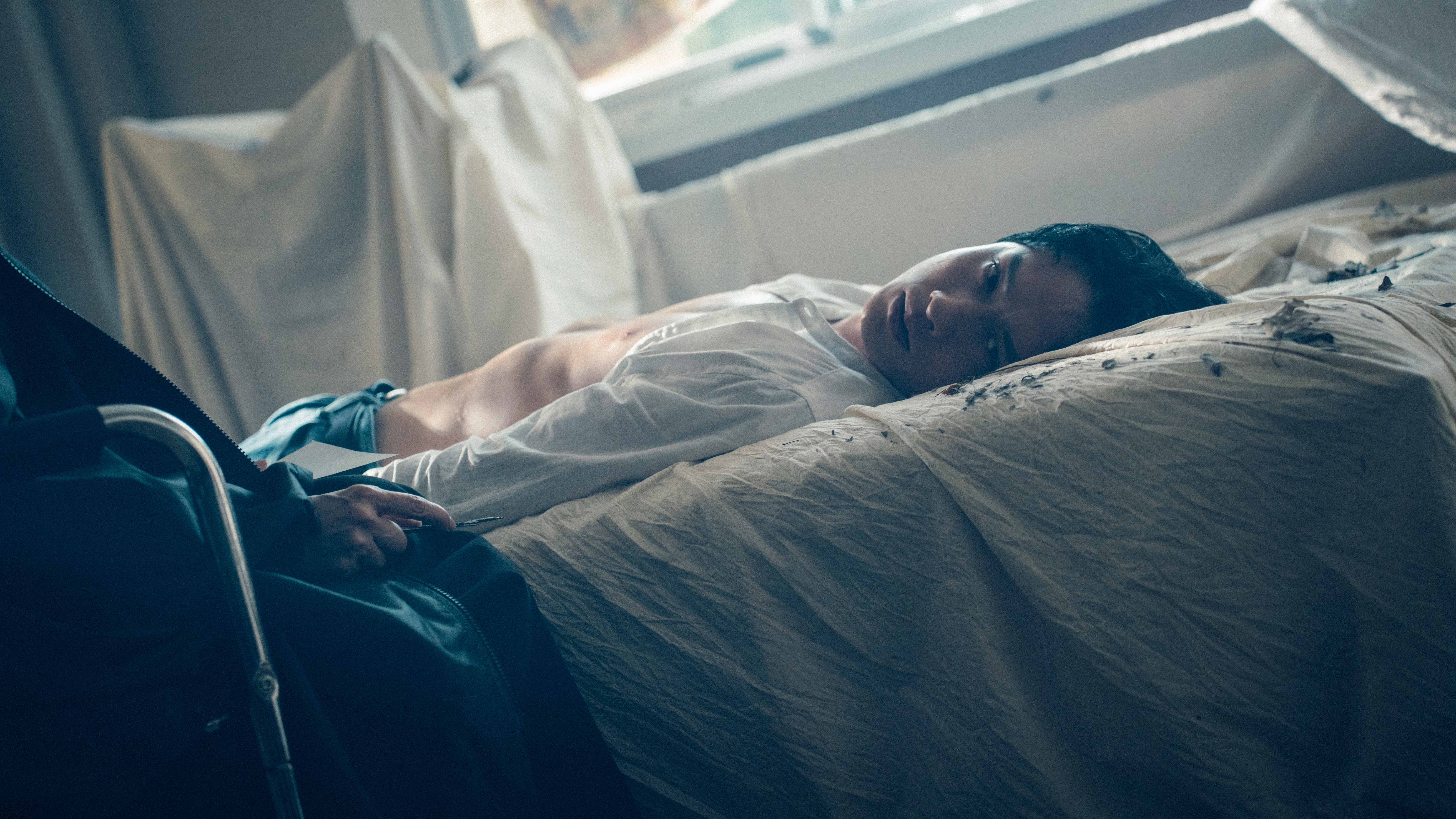 劉俊謙《誰是被害者：第2季》大露胸膛卻慘遭戳心臟放血。（Netflix提供）