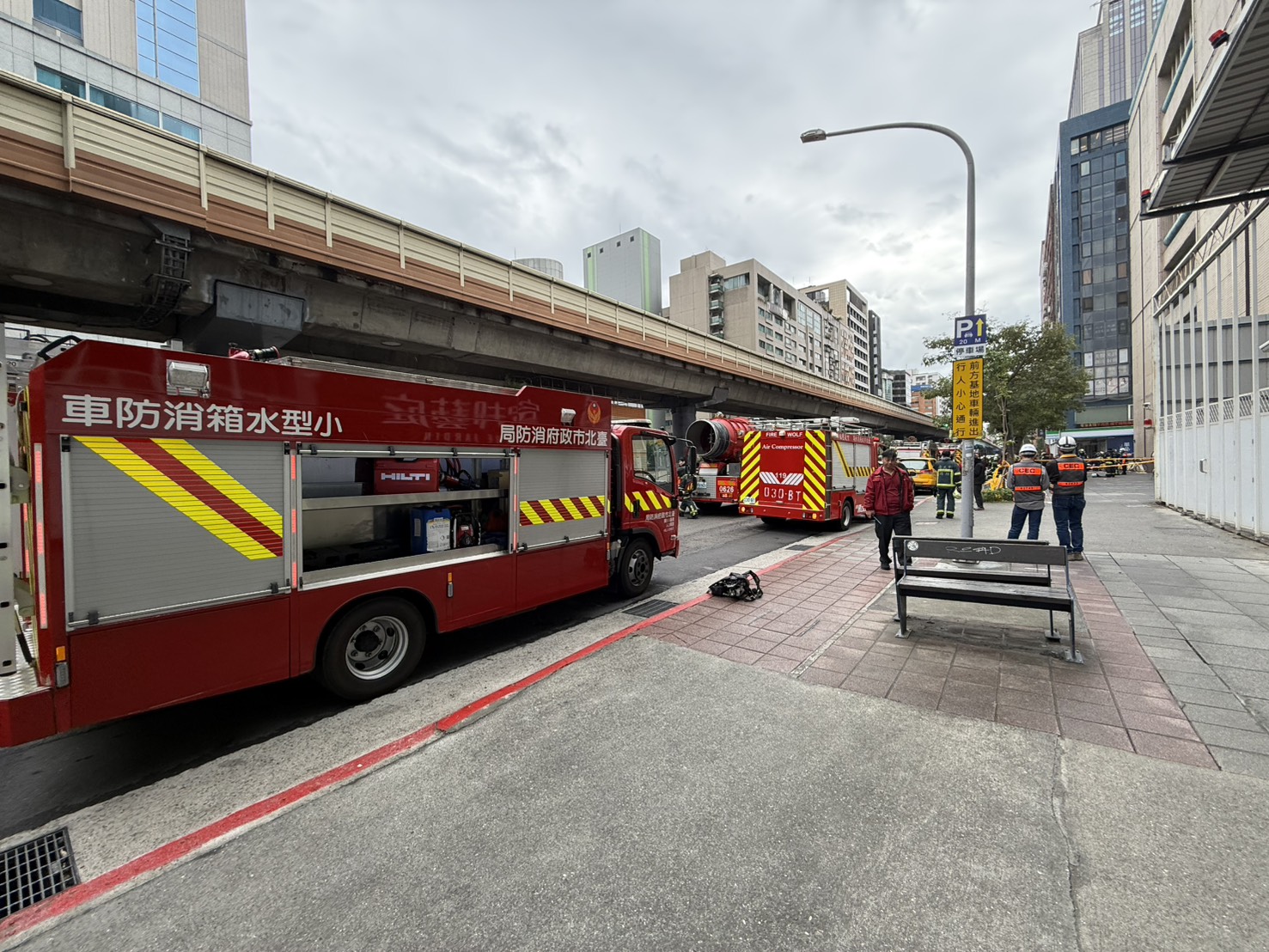北捷忠孝復興站今日上午傳出火警，警消派出人車趕抵現場查看。（翻攝畫面）