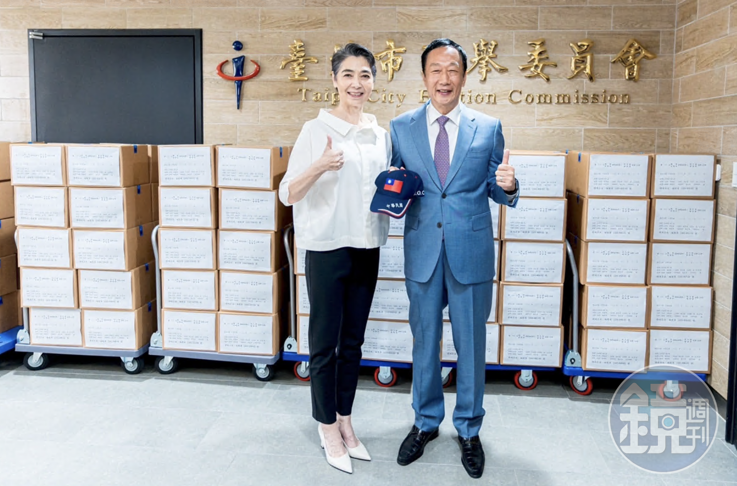 郭台銘(右)與賴佩霞(左)將連署書送件選委會。(本刊資料照)