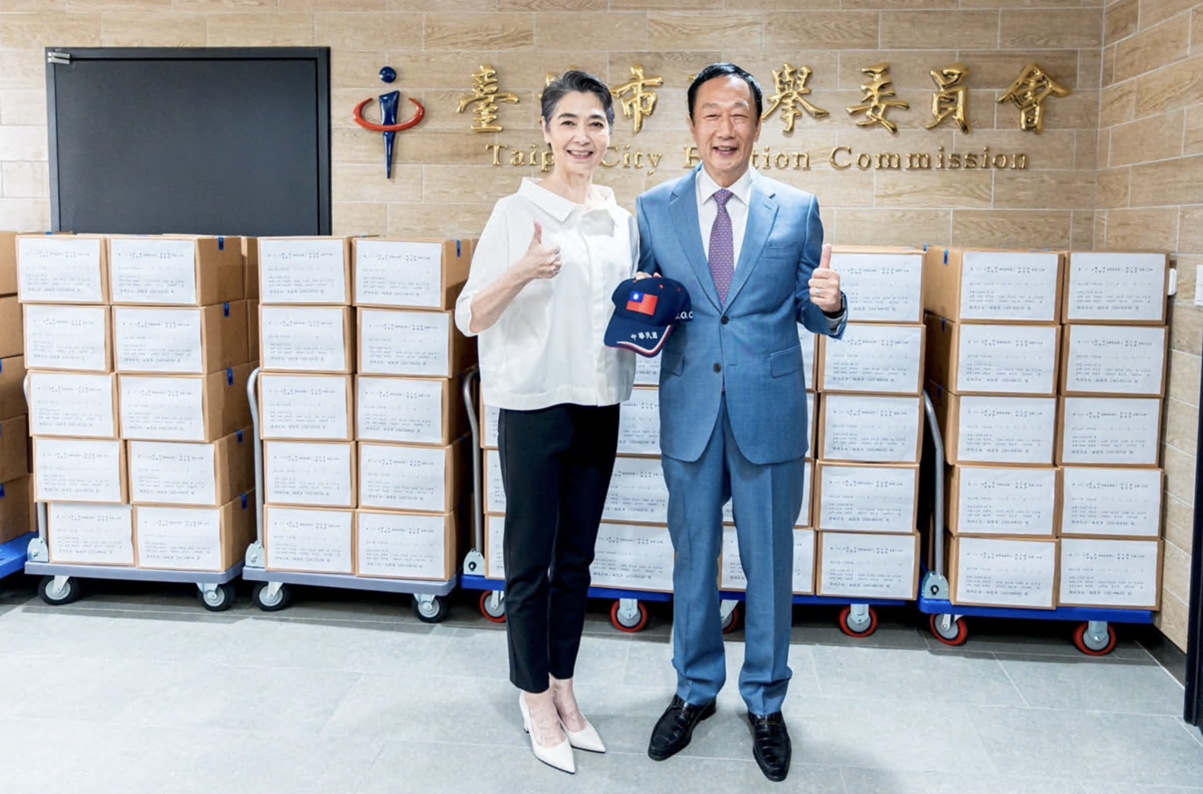 郭台銘（右）與賴佩霞（左）將連署書送件選委會。（本刊資料照）