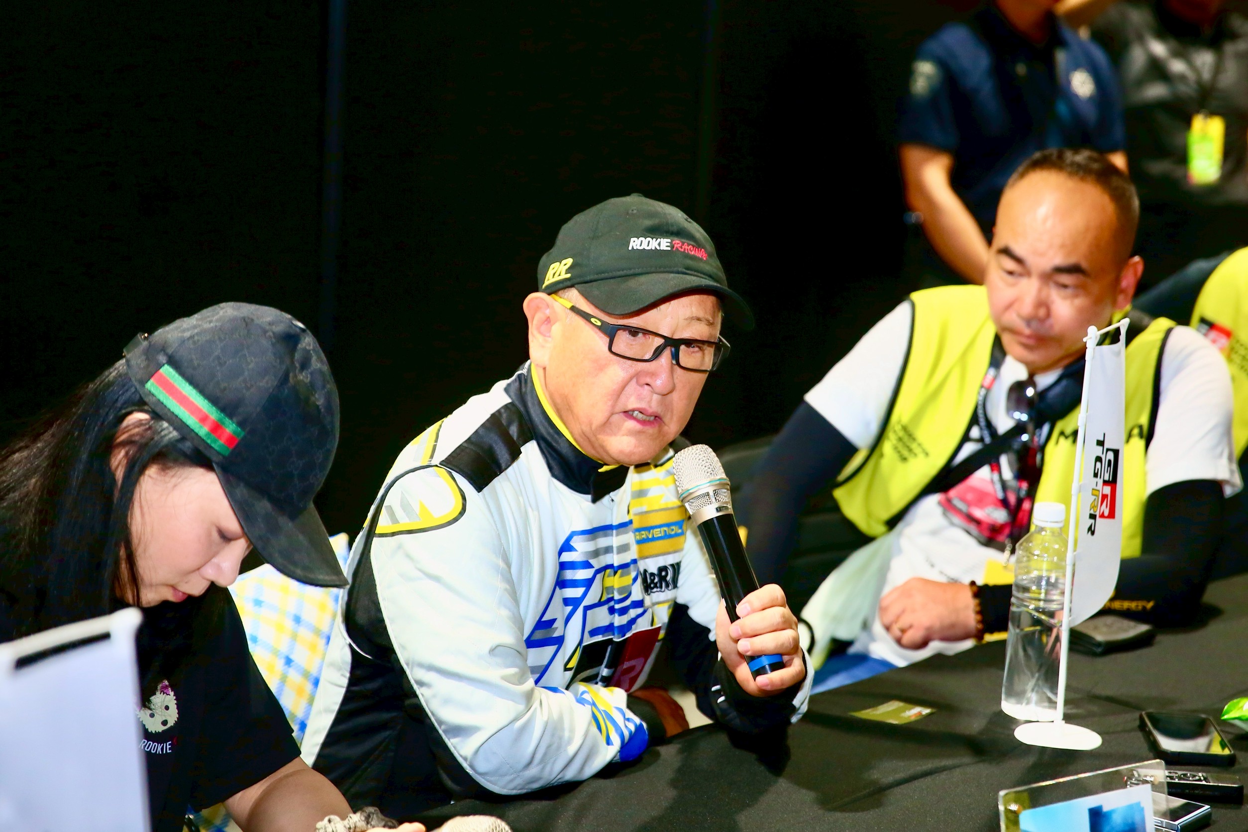 豐田集團（TOYOTA）會長豐田章男在計劃之外臨時召開記者會，對台灣媒體侃侃而談展現幽默。