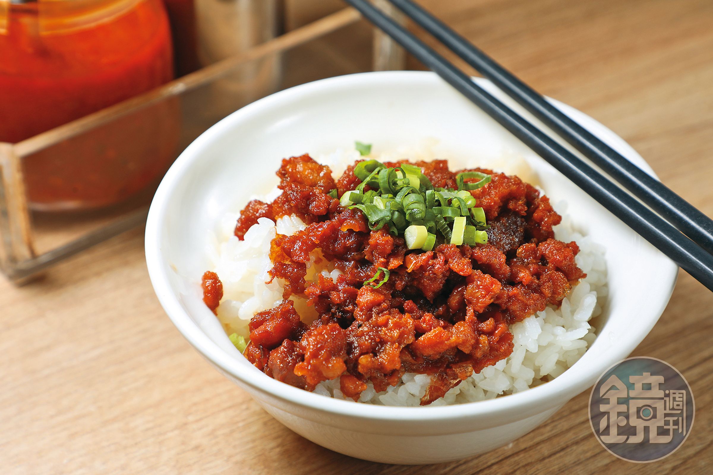 「肉燥飯」的肉臊味道深邃,有點類似維力炸醬麵肉燥包的香氣,加了蔥花,增加一味辛香。產生對沖的撞擊。(45元/份)