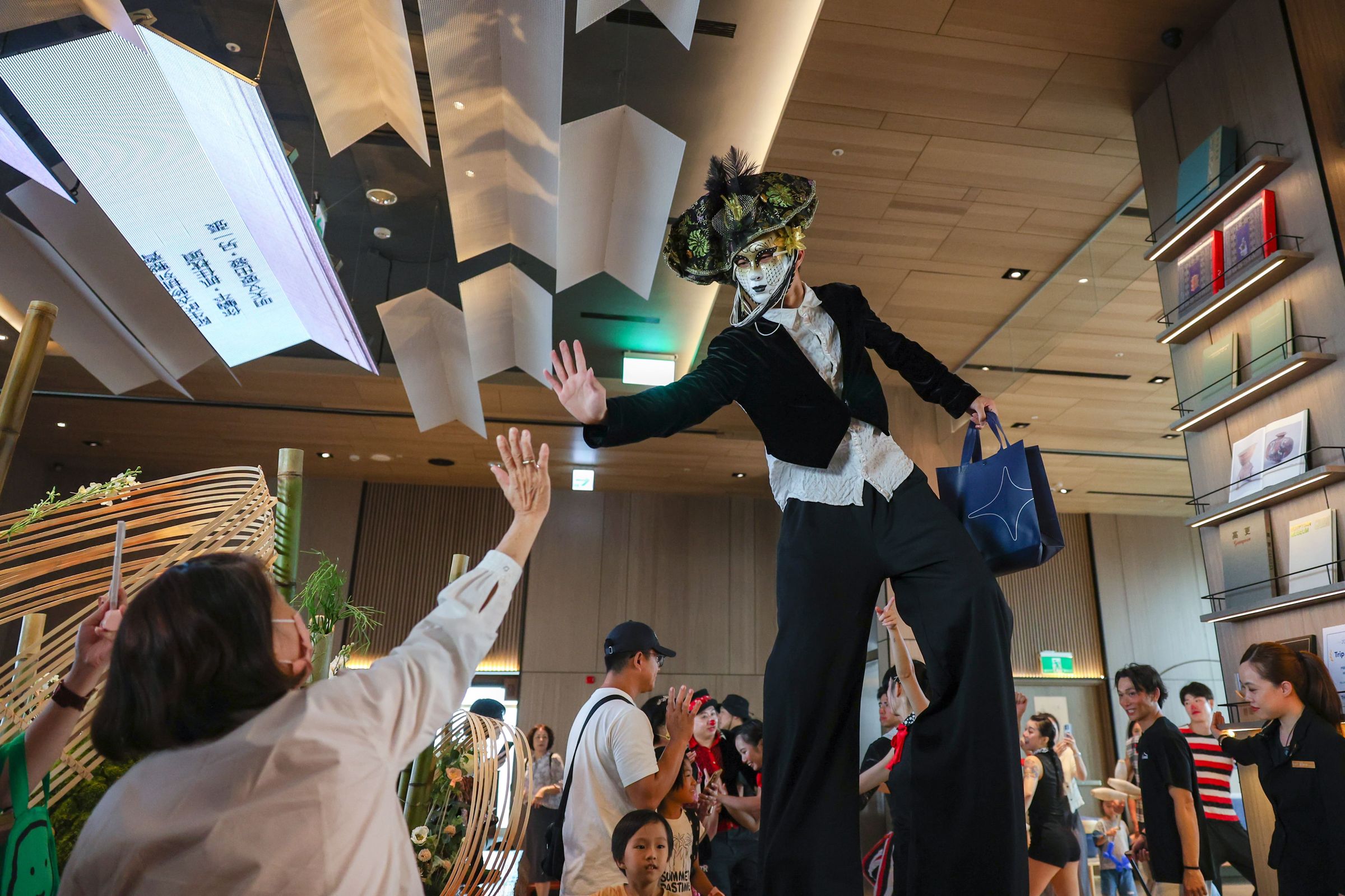 2025年承億酒店響應政府藝文政策，深度參與 FOCASA 藝術節，策劃跨樓層快閃演出。（承億酒店提供）