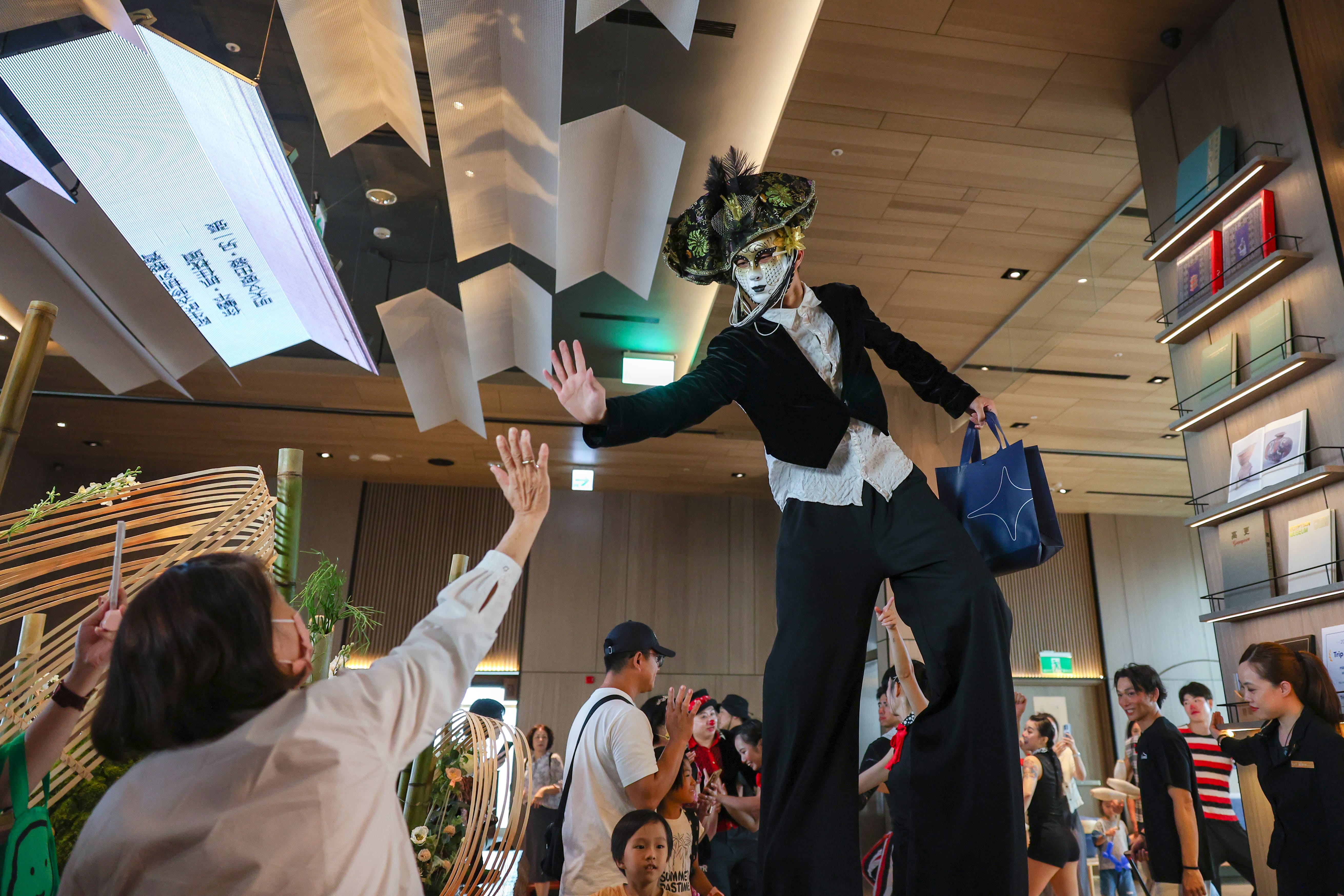 2025年承億酒店響應政府藝文政策，深度參與 FOCASA 藝術節，策劃跨樓層快閃演出。（承億酒店提供）