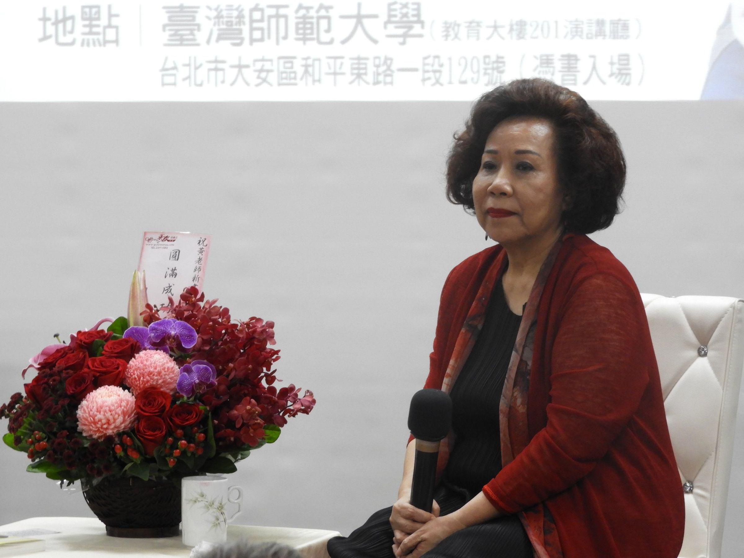 76歲作家黃越綏最近又確診COVID- 19,她提醒大家近期出門最好戴上口罩。(翻攝自黃越綏臉書)