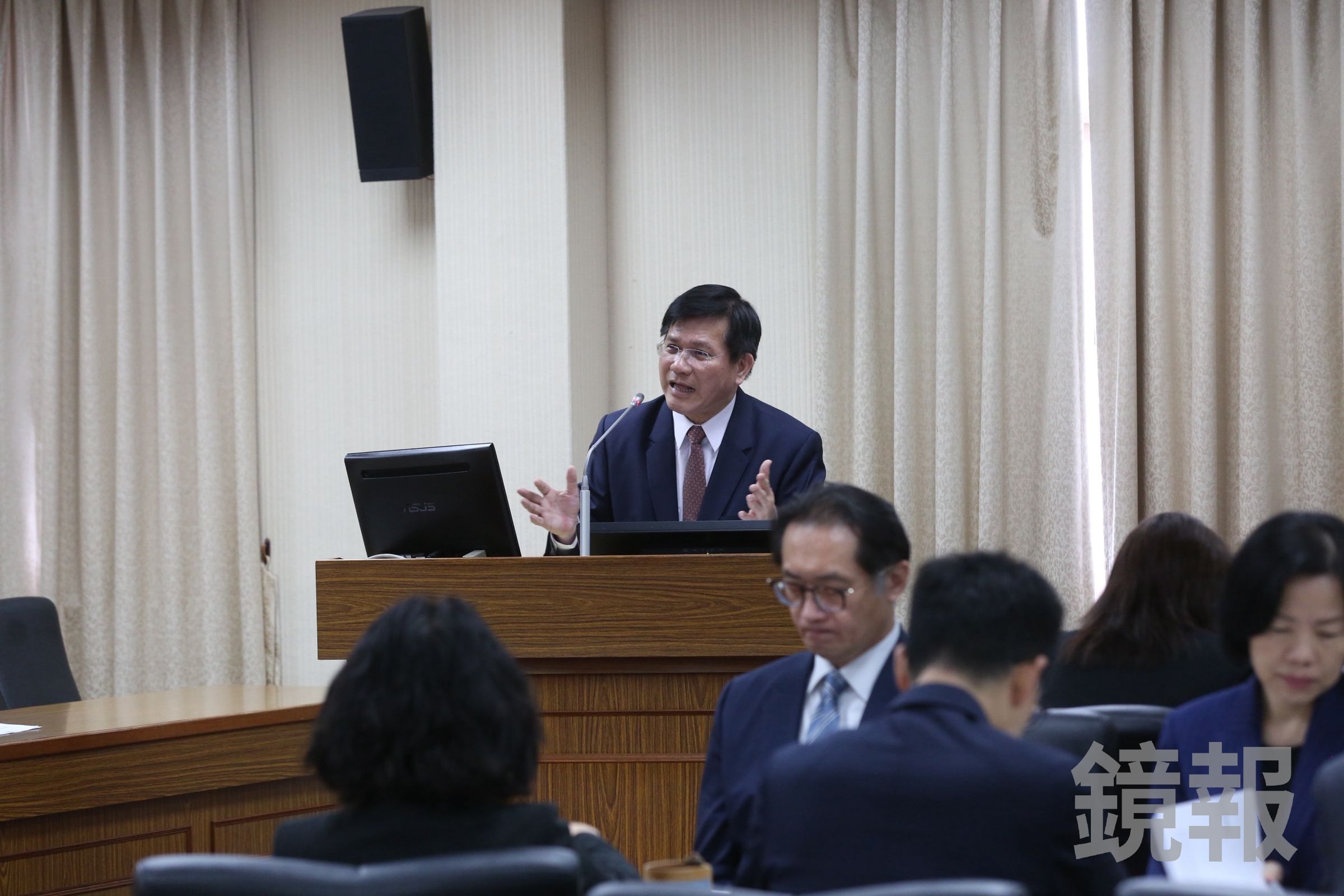 被傳遭日方拒絕入境只能在機場過夜，林佳龍今日備詢時澄清。（鏡報董孟航）