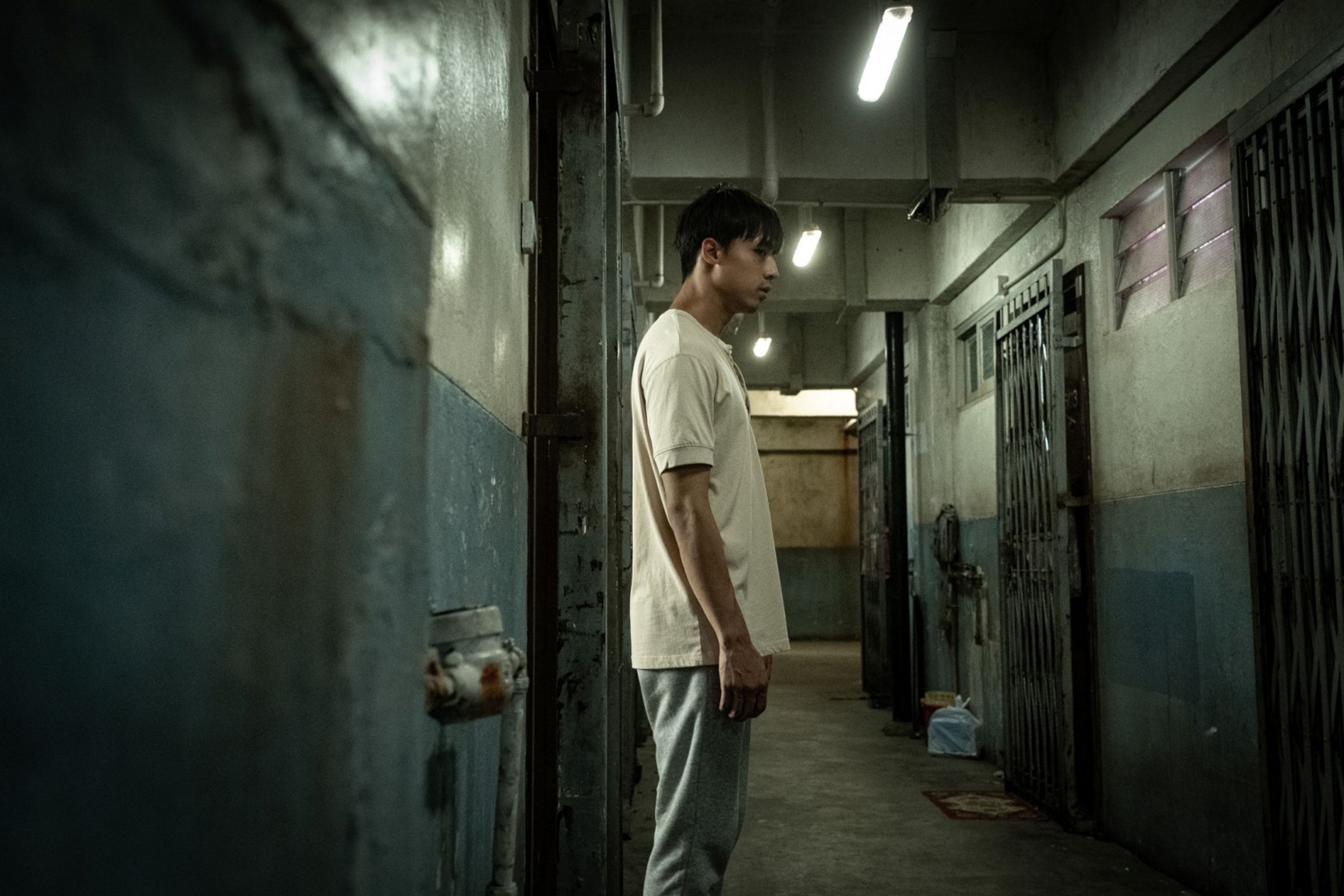 怕看鬼片的江𤒹生,硬著頭皮演出鬼片,也想起在韓國當練習生的經歷。(車庫娛樂提供)