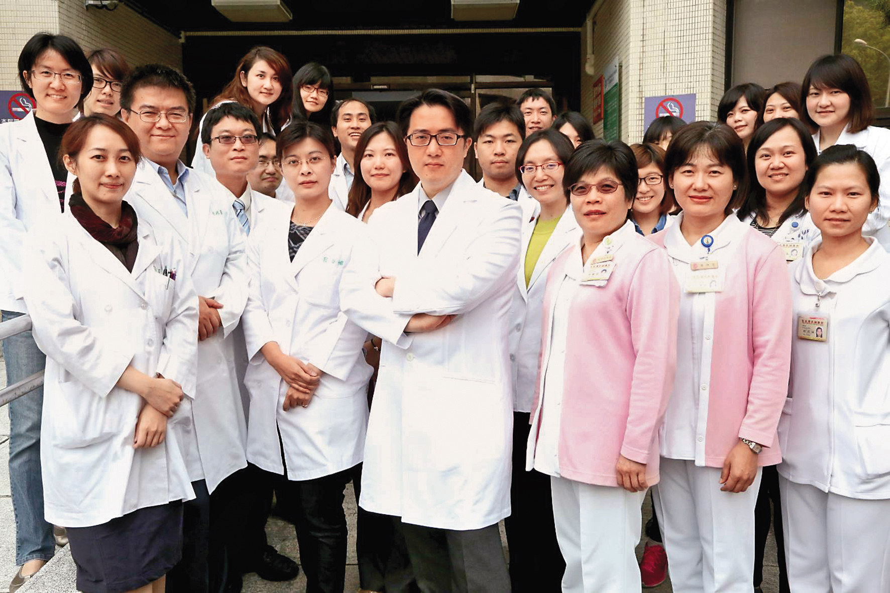 陳亮恭(中)自英國牛津大學進修返國後隨即投入高齡醫學領域,2013年接下北榮高齡醫學中心主任。(陳亮恭提供)