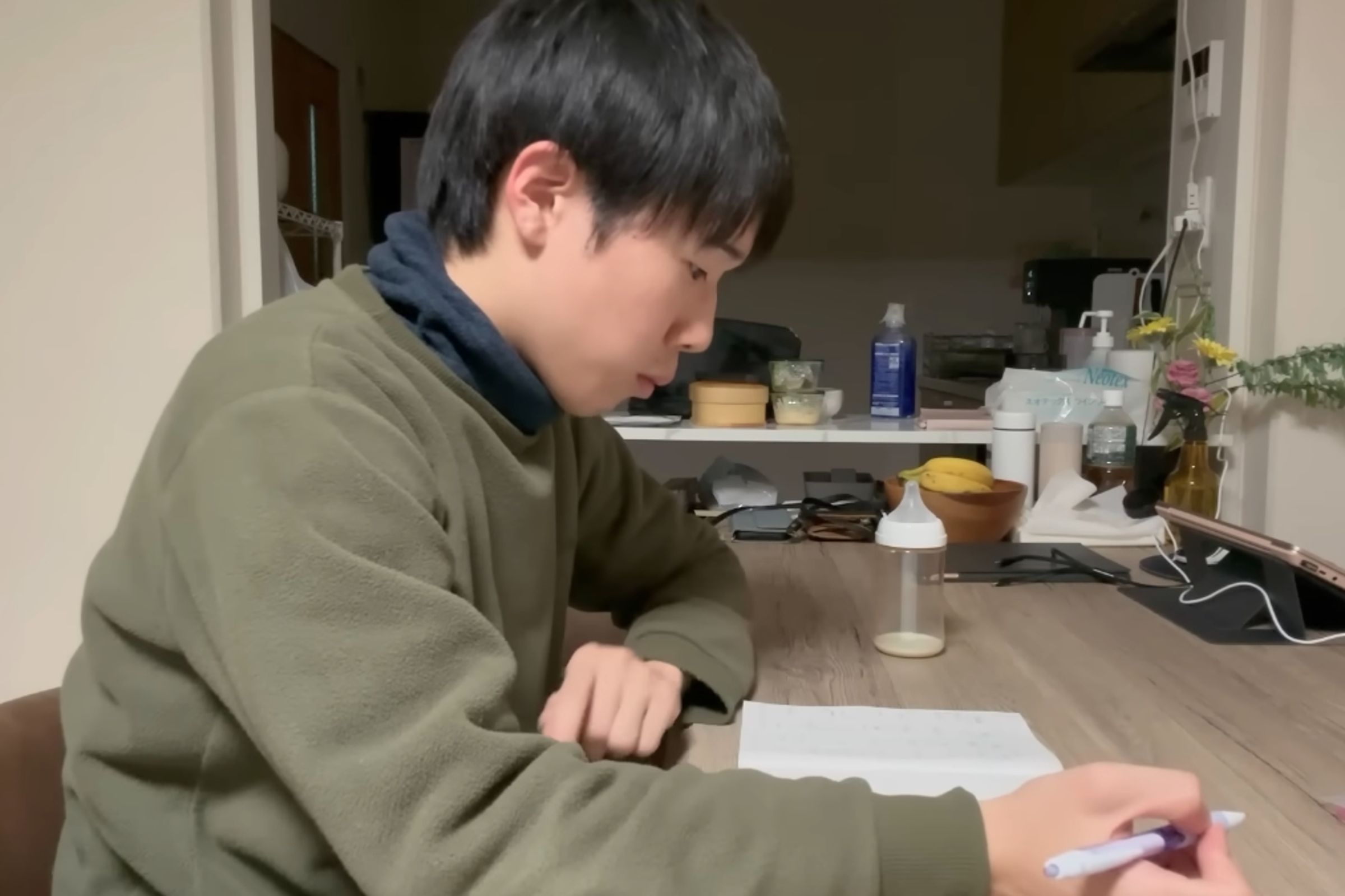 Hiro育兒細心，不忘在筆記本上記下喝奶時間與分量。（翻攝自 ひろの日陰暮らし YT）