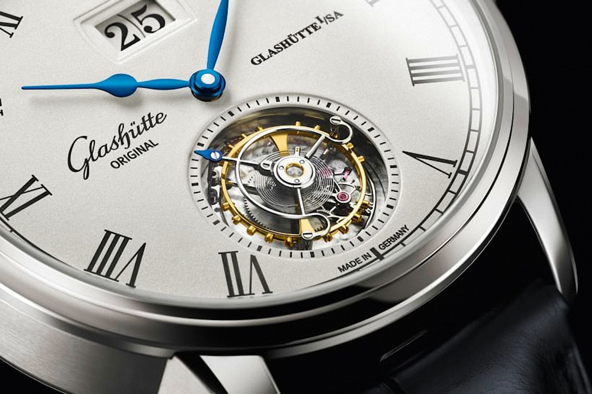 GLASHÜTTE ORIGINAL承襲Alfred Helwig 1920年設計,重現經典飛行陀飛輪工藝。