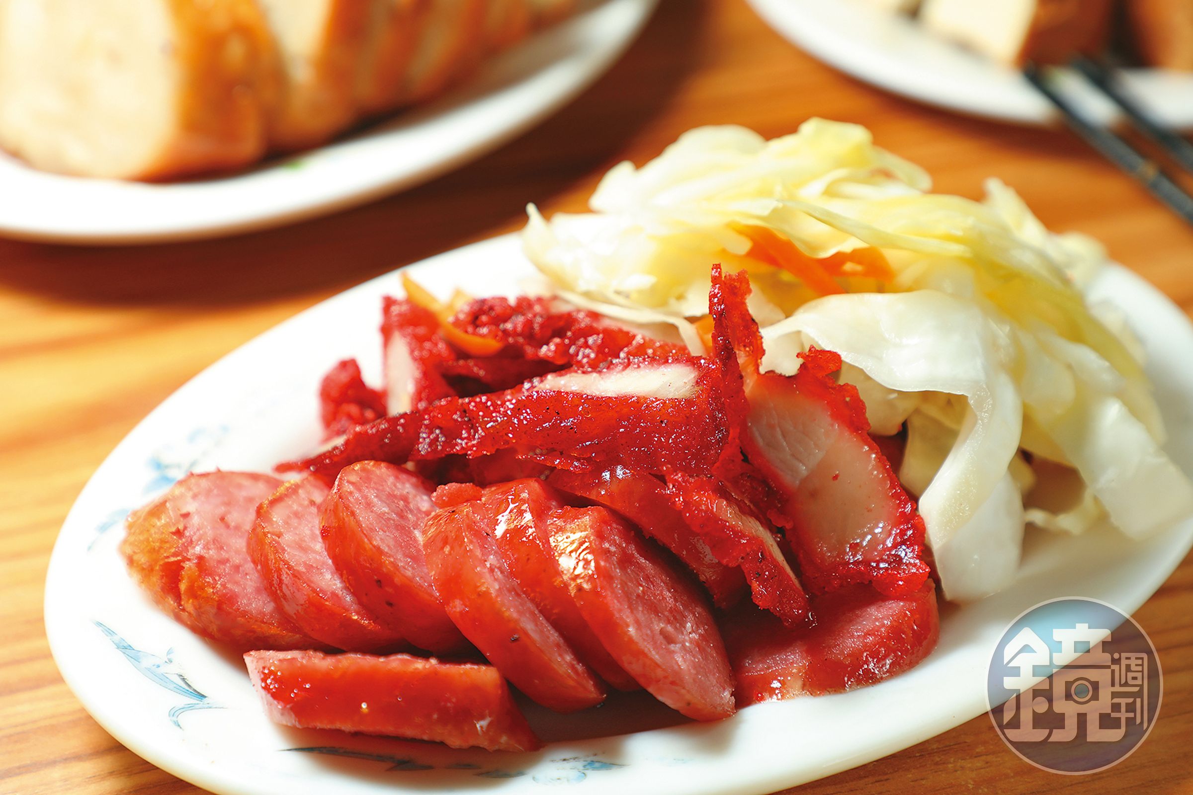 炸物可以自由排列組合,「紅燒肉+香腸」是肉食控的最愛,每種炸物會配不同泡菜。(90元/小份)