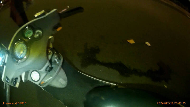 員警命杜男打開機車置物箱，發現裡面藏匿注射針筒及海洛因。（警方提供）