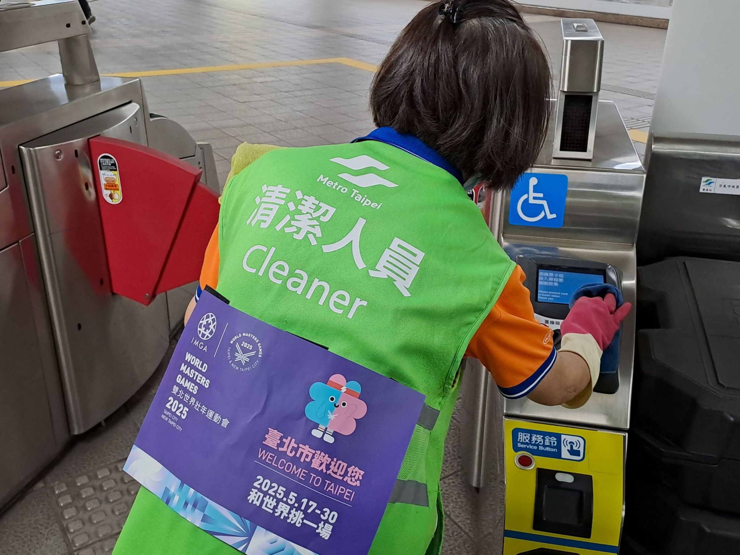世壯運腳步接近,北捷清潔人員穿上有壯寶圖案背心,為比賽增加濃厚氣氛。(北捷提供)