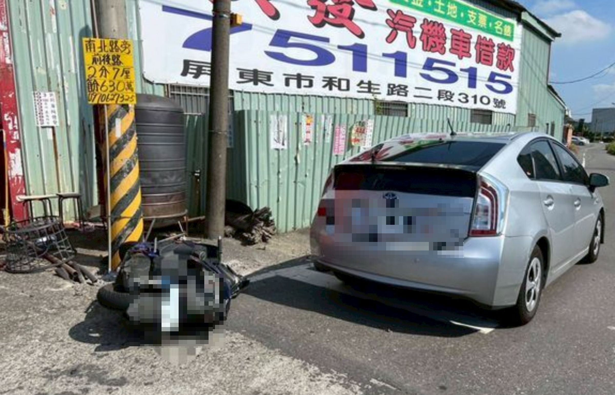 曹男今天騎乘摩托車準備上班，卻在途中和一輛汽車發生擦撞，由於傷勢過重，曹男送醫後不治。（翻攝畫面）