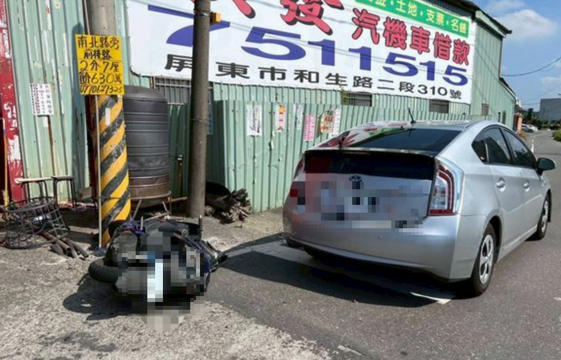 曹男今天騎乘摩托車準備上班，卻在途中和一輛汽車發生擦撞，由於傷勢過重，曹男送醫後不治。（翻攝畫面）