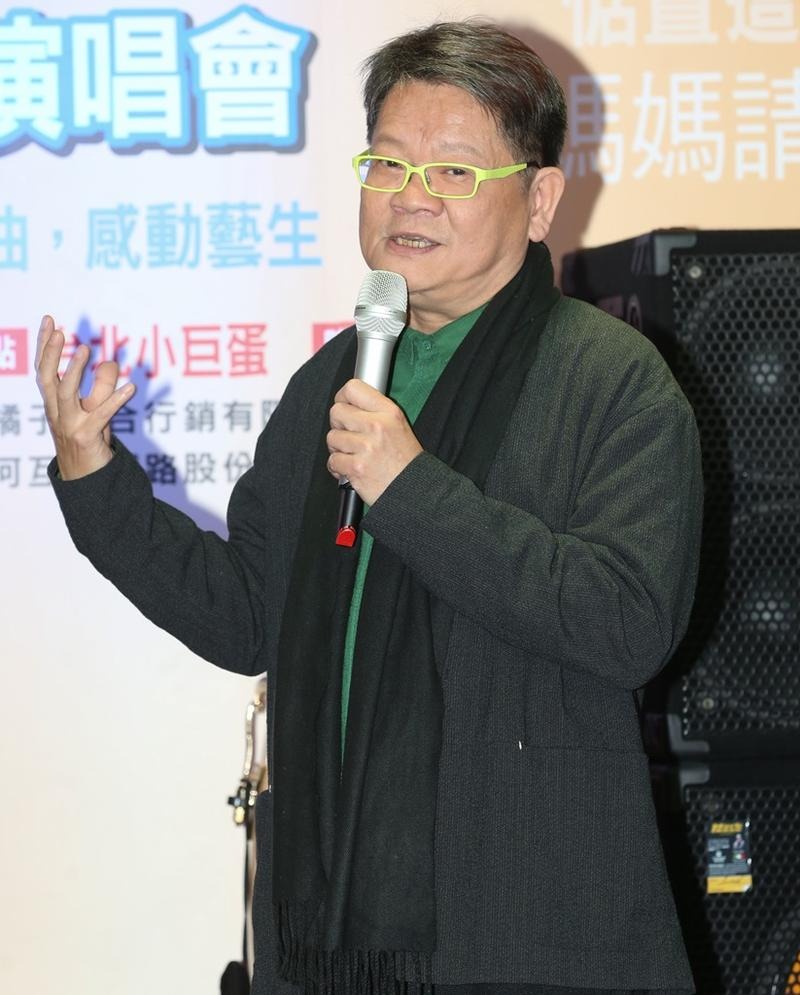 被稱是「多人運動」始祖的鄭進一與現任女友有了女兒。（攝影組）