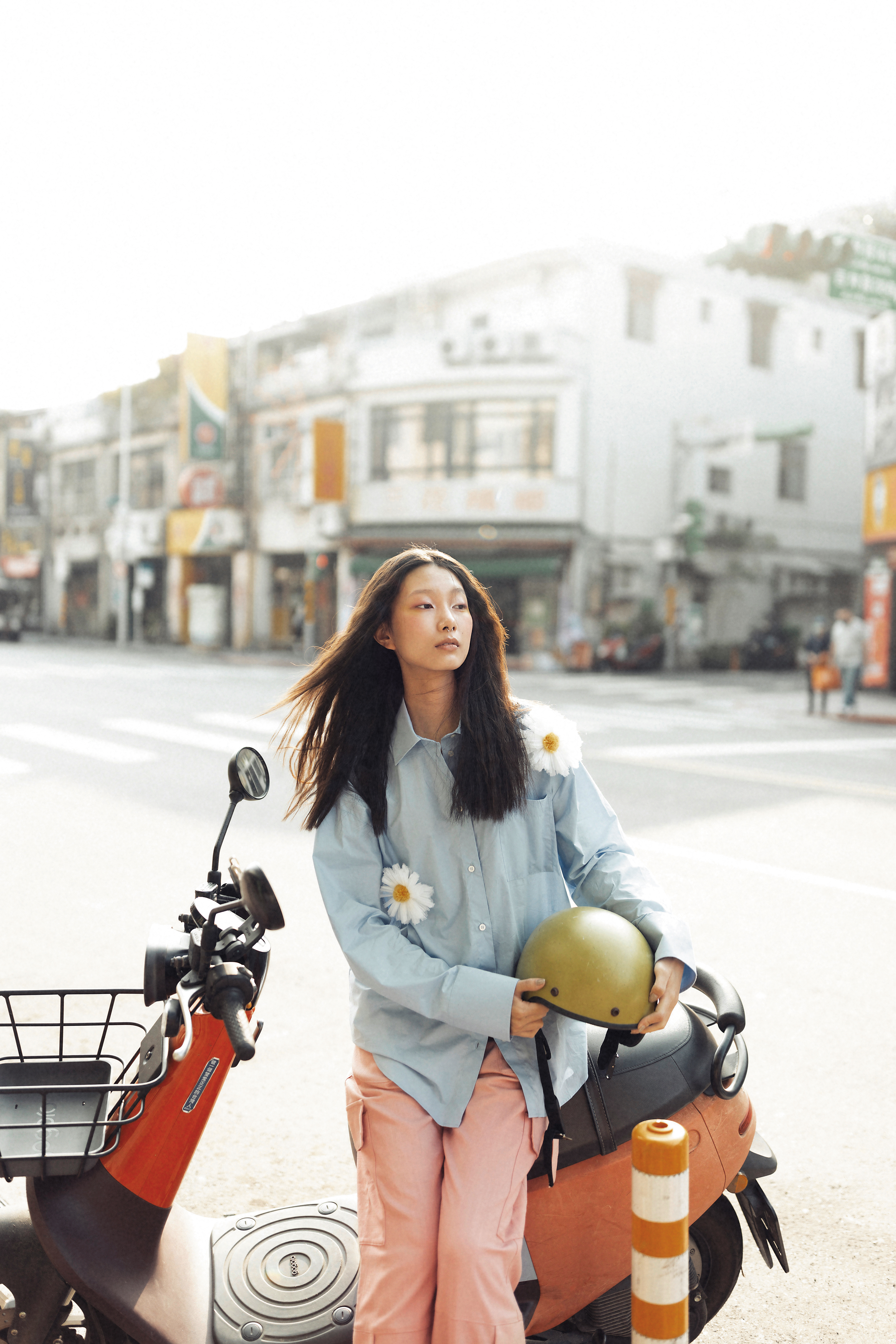 天空藍立體花朵襯衫 NT$15,800 by MSGM；粉色工作褲 NT$21,300 by MSGM