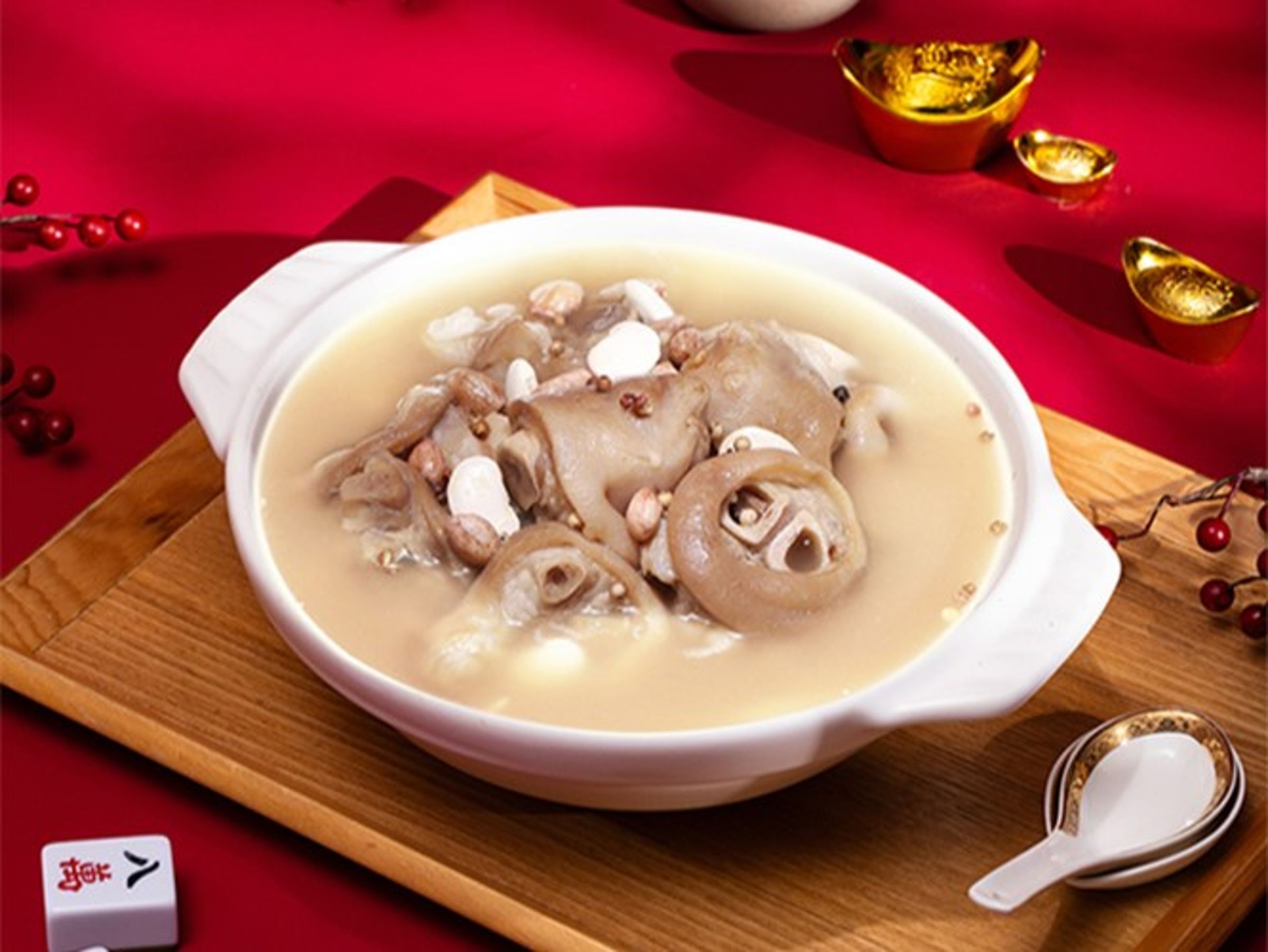 「錦上蹄花湯」湯汁有大骨和藥材香氣,豬腳圈皮軟肉嫩,富有膠質,還有芸豆、花生增添香氣、口感。(香草豬提供)
