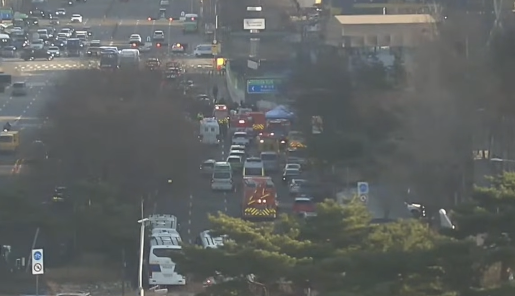 南韓首爾市區今驚傳重大工安事故,7名工人一度受困地下,所幸全數獲救,1人心肺停止送醫搶救中。(翻攝自YouTube頻道@MBCNEWS11)