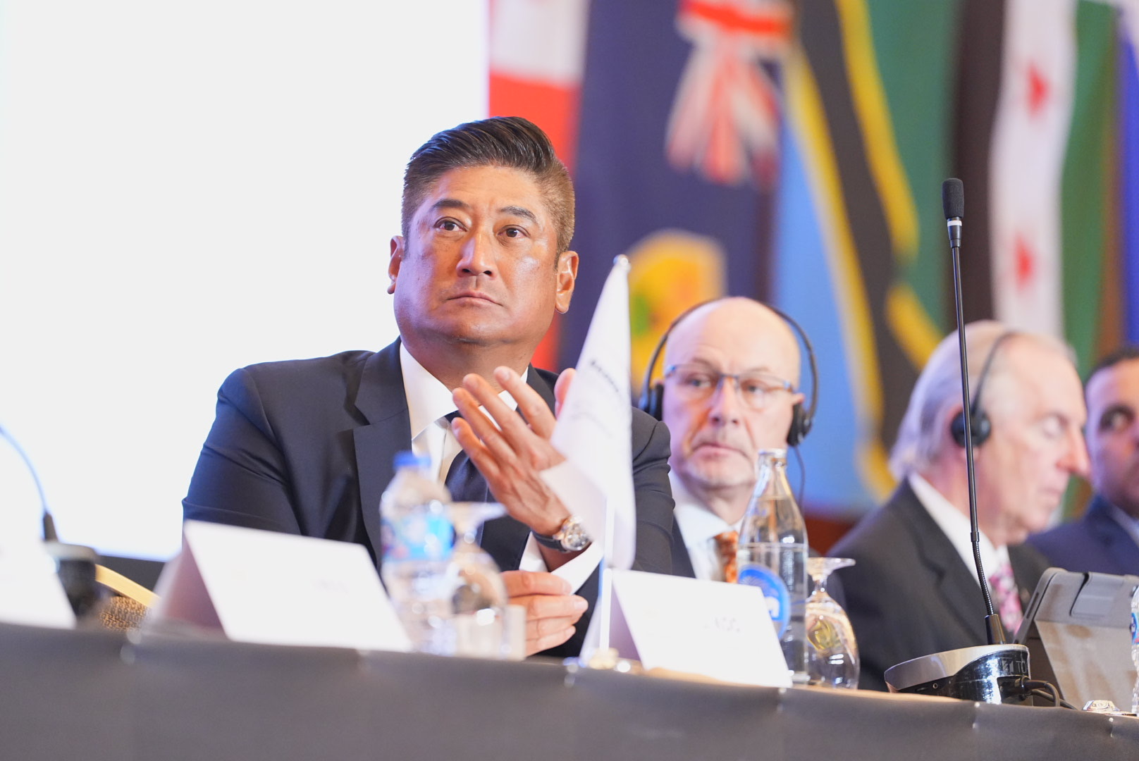 亞洲棒球總會會長、中華民國棒球協會理事長辜仲諒，18日不僅獲頒世界棒壘球聯盟「金鑽榮譽獎章」，更成功連任WBSC執行副會長。（亞洲棒球總會提供）