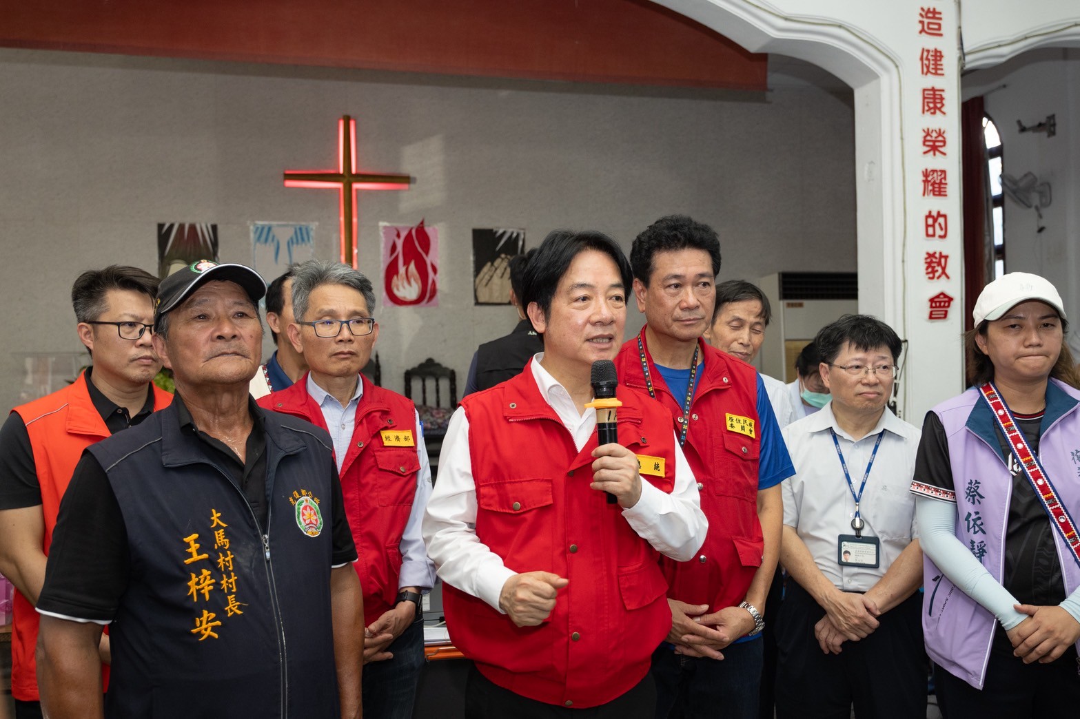 總統賴清德宣布旅宿安置專案啟動，除感謝「鏟子超人」，也重申中央一定會全力支持花蓮。（總統府提供）