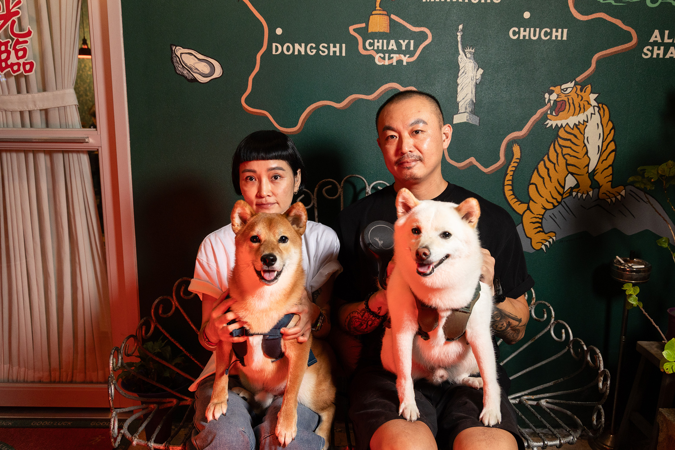 餐廳主人夫婦Terry（右）與Sunny（左），在養了狗之後，更喜愛上嘉義悠閒緩慢的生活環境。