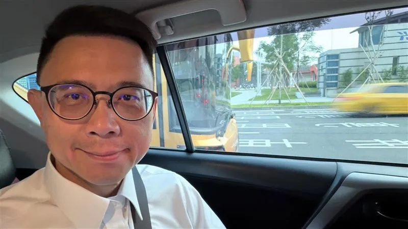 8歲兒遭爆涉校園霸凌,賴瑞隆今天激動落淚再致歉。(取自賴瑞隆臉書)