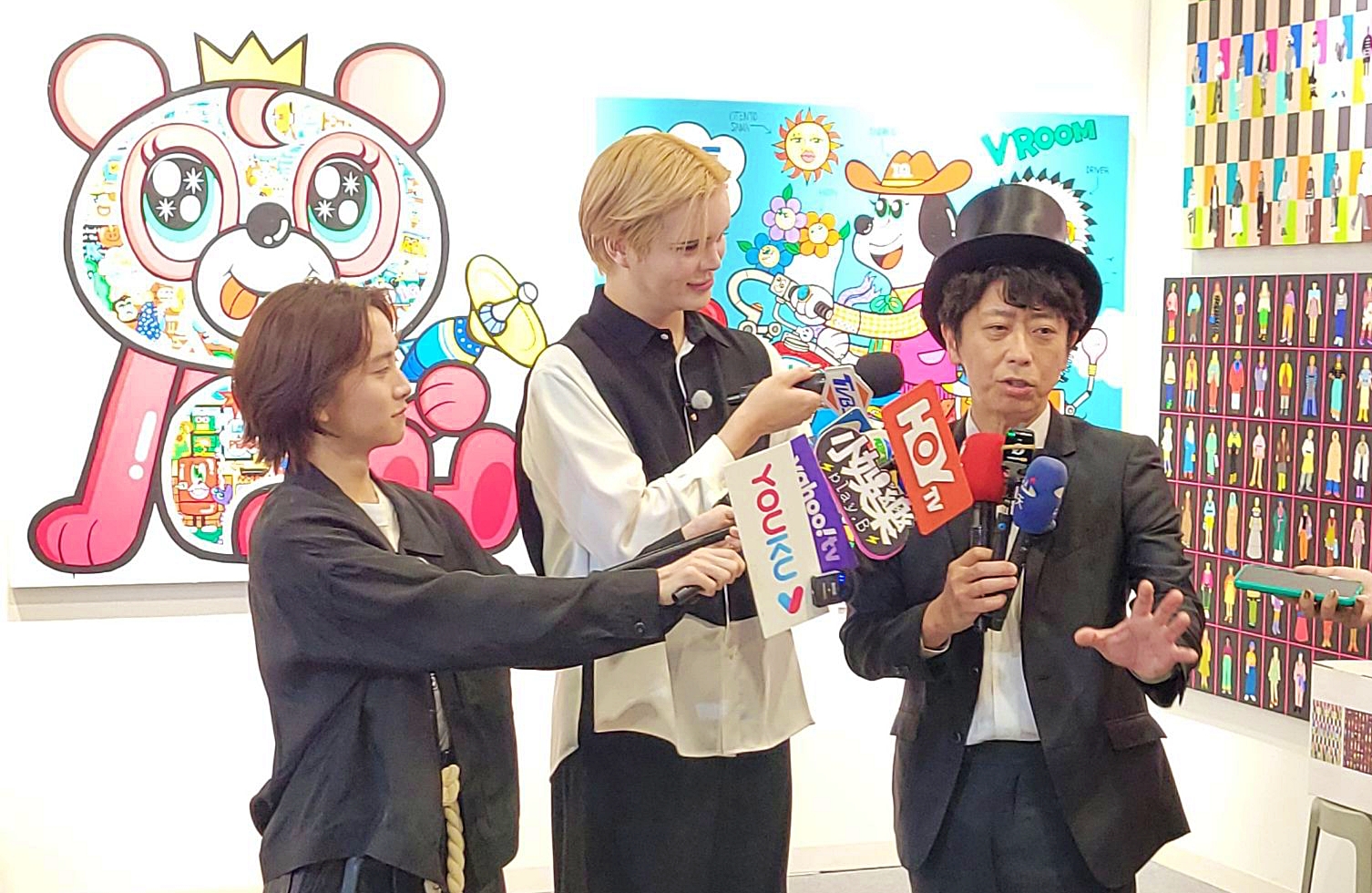 日本主持人後藤輝基（右起）、Matt與板垣李光人現身台北國際藝術博覽會，第一次拿聯訪麥克風很新奇。