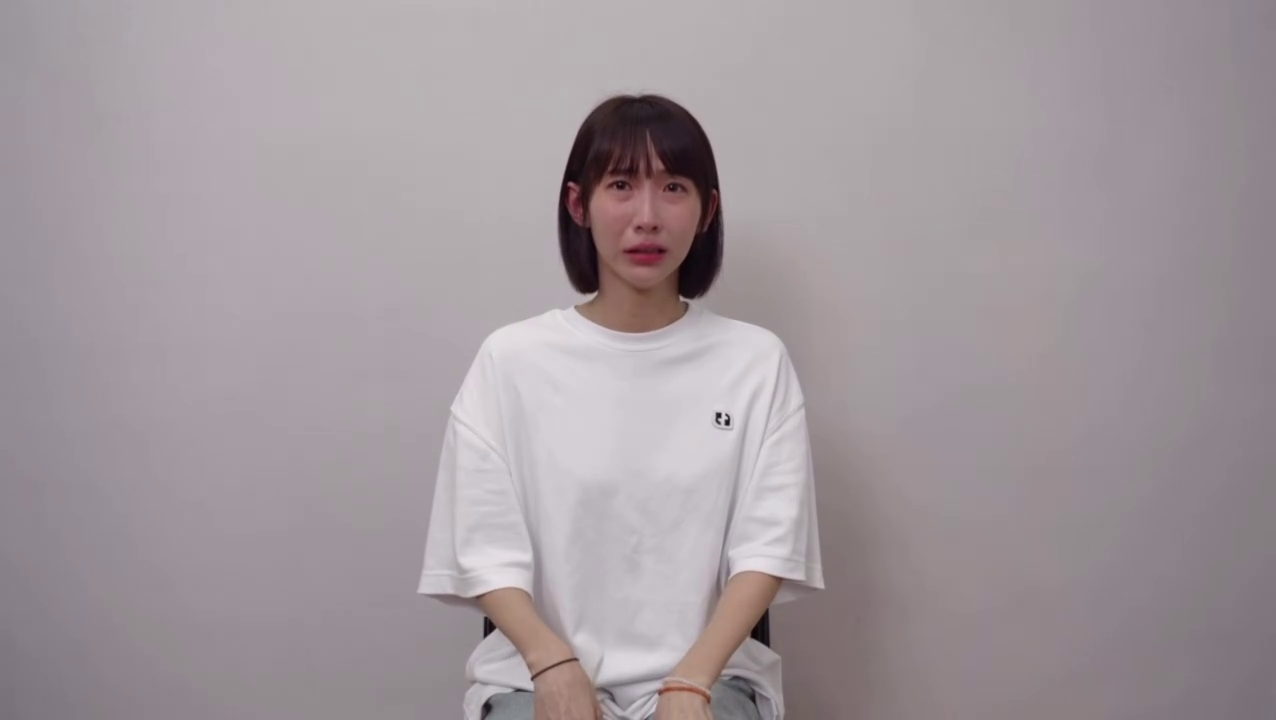 粿粿穿白衣，在鏡頭前落淚。（翻攝粿粿IG）