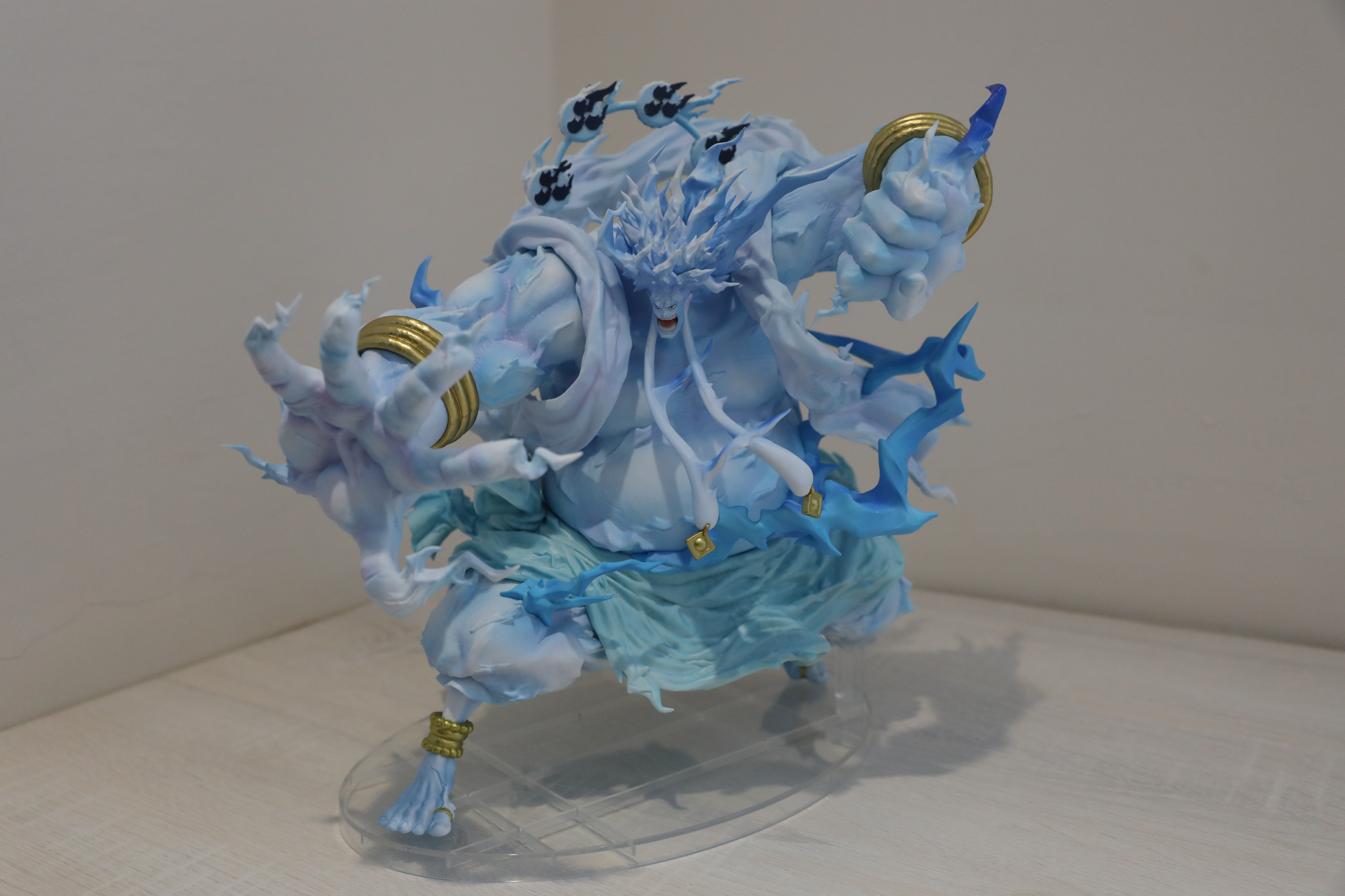 陳麗麗辦公室裡擺著一尊海賊王雷神公仔，她笑說，因為雷神也是在發電！