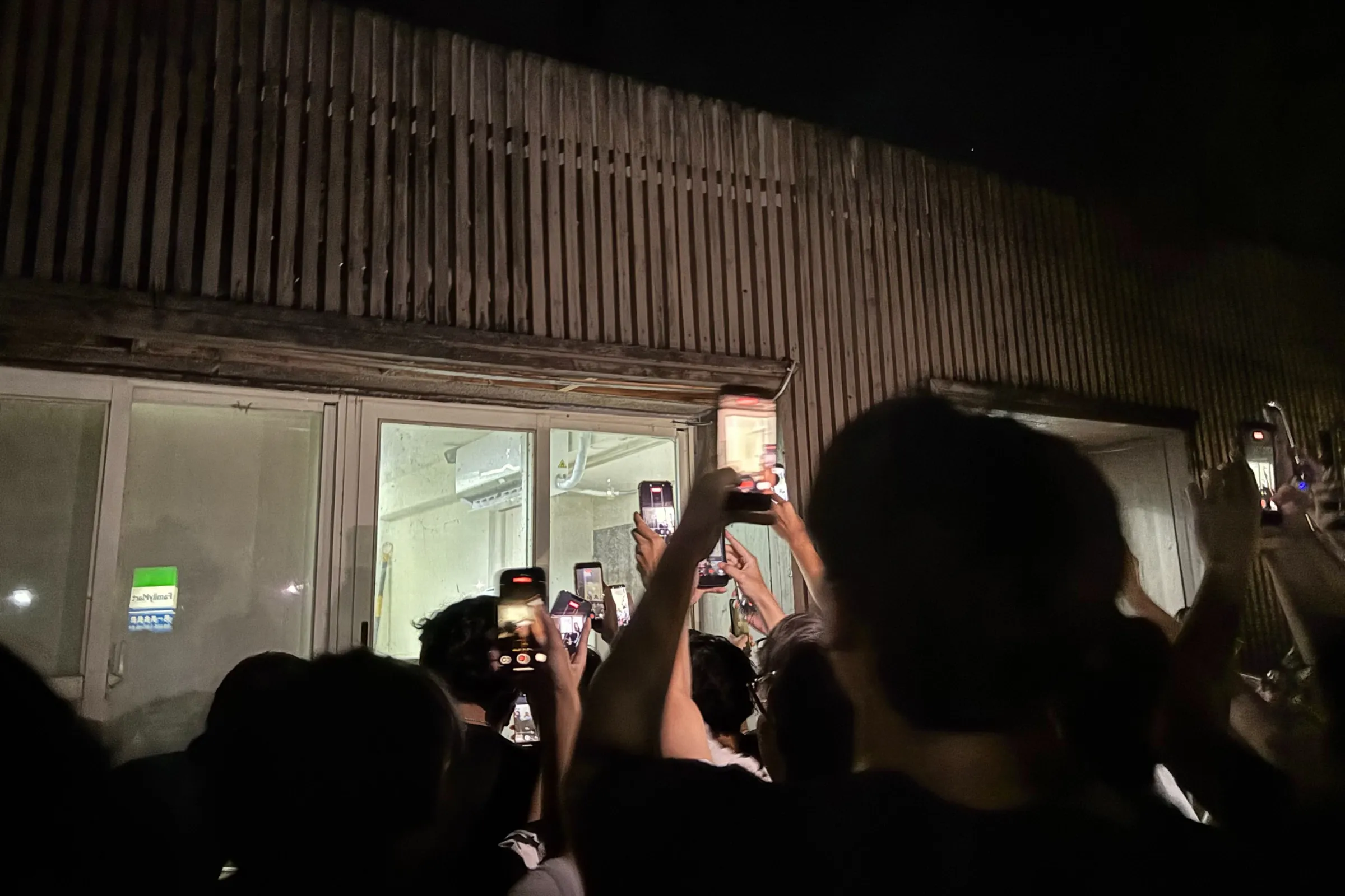 台灣大學男一舍24日深夜傳出浴室便溺事件,引發大批學生圍觀,台大歷史系學生隨後以文言文創作714字《安屎之亂》記錄事發經過,幽默文筆引發網路熱烈迴響。(翻攝自Threads/mickfu0819)