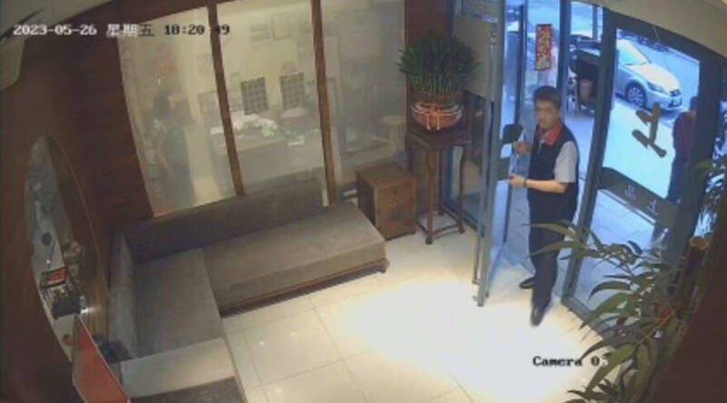 角頭黃清源與警界高層同桌共享魚翅宴，不禁引人遐想雙方關係。（游淑慧辦公室提供）