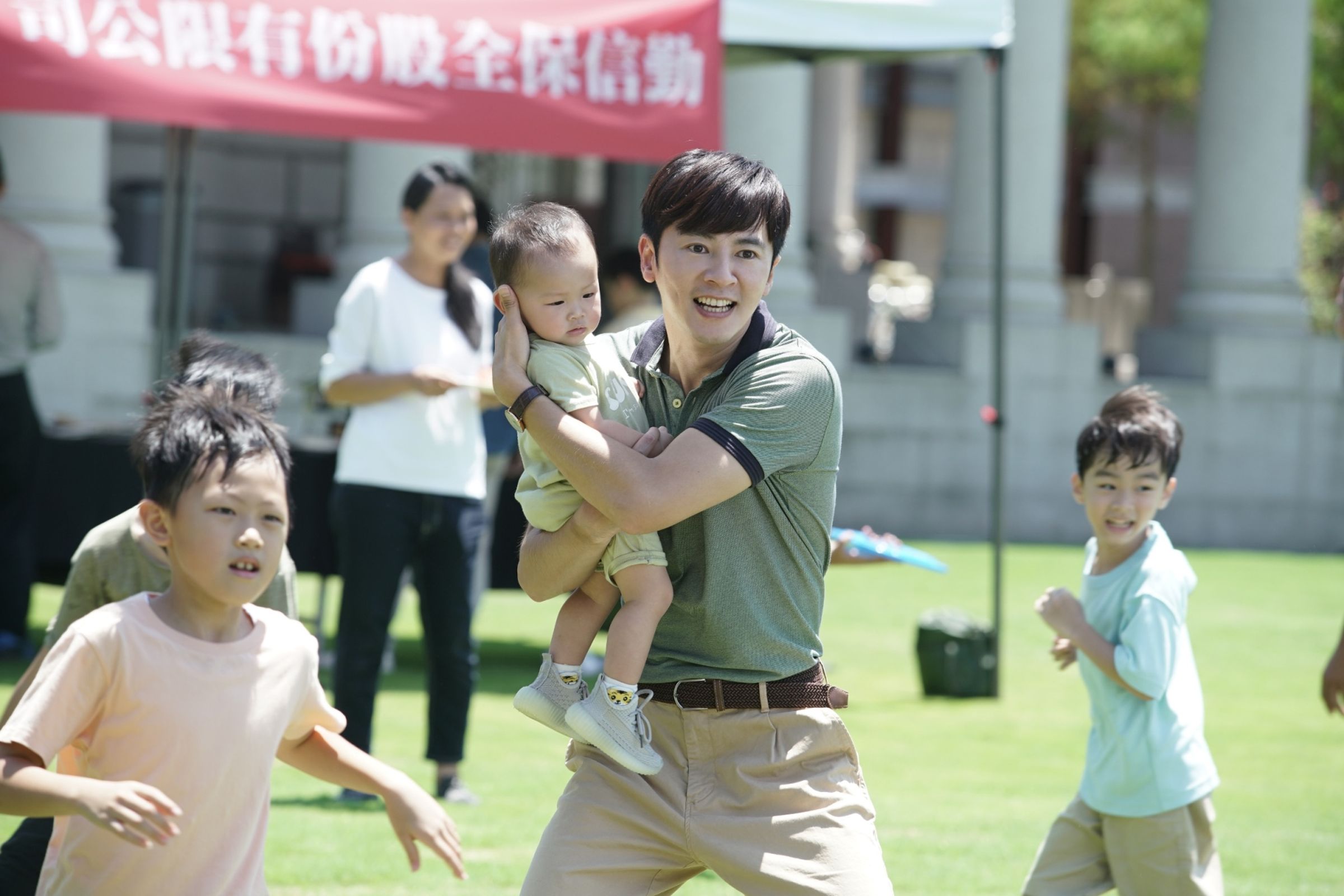 中視八點檔大戲《開創者》李國毅為愛甘願幫忙照顧蔡淑臻兒子。(中視提供)