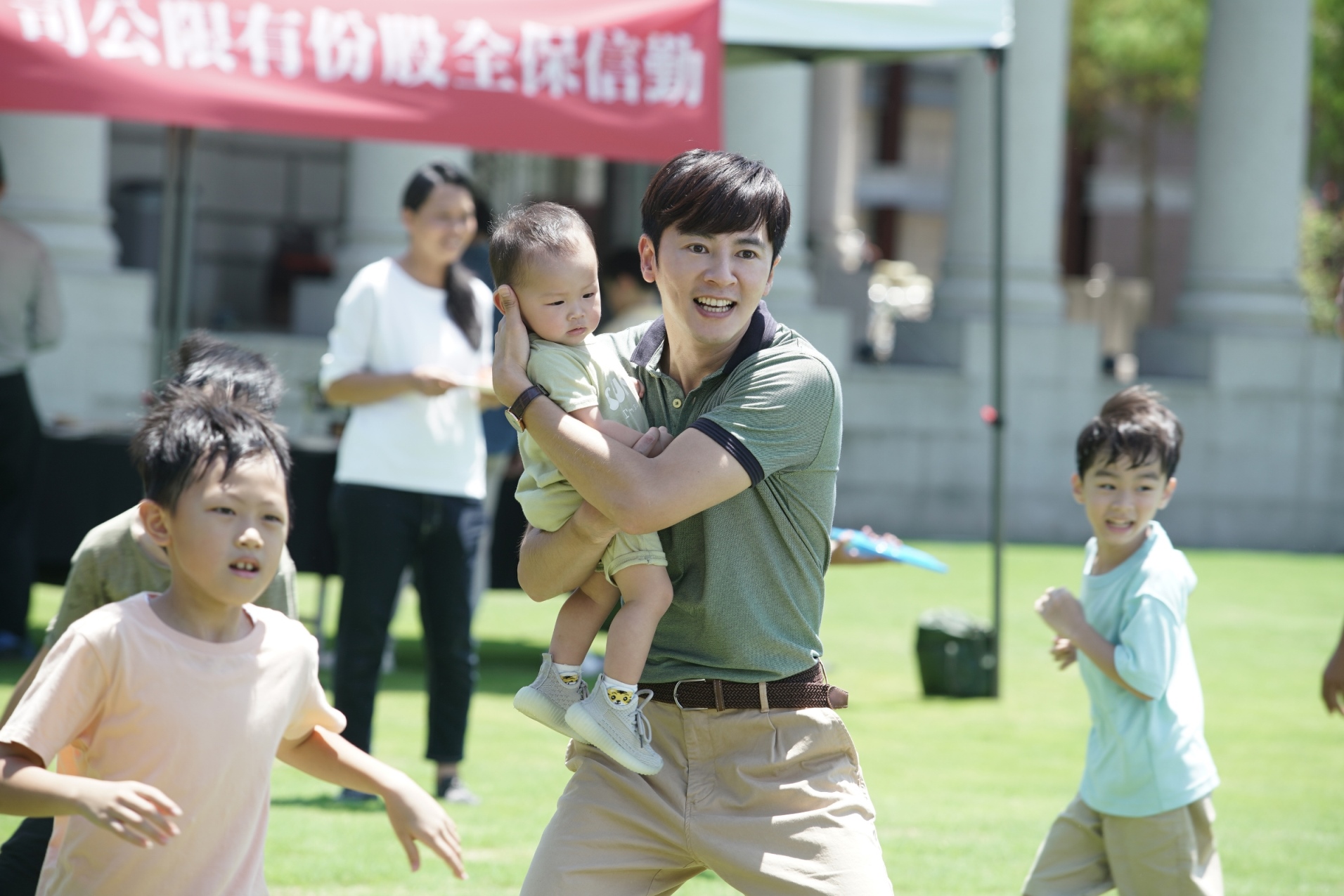 中視八點檔大戲《開創者》李國毅為愛甘願幫忙照顧蔡淑臻兒子。(中視提供)