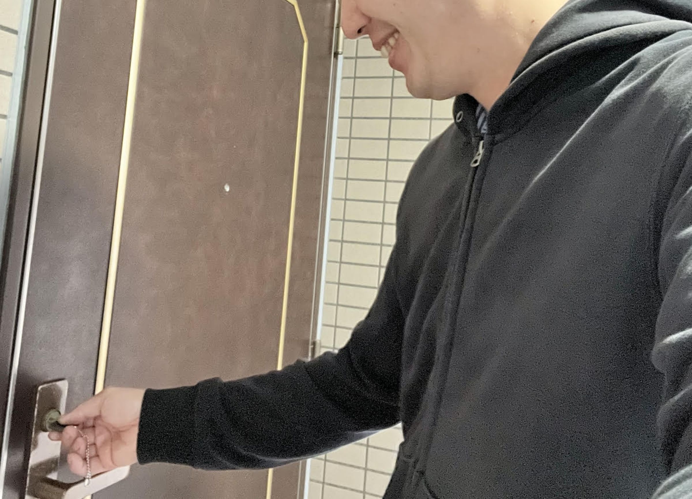 小學老師水野雅史偷偷複製女學生家中鑰匙,預謀5年後偷走她的高中制服。(示意圖,photoAC)