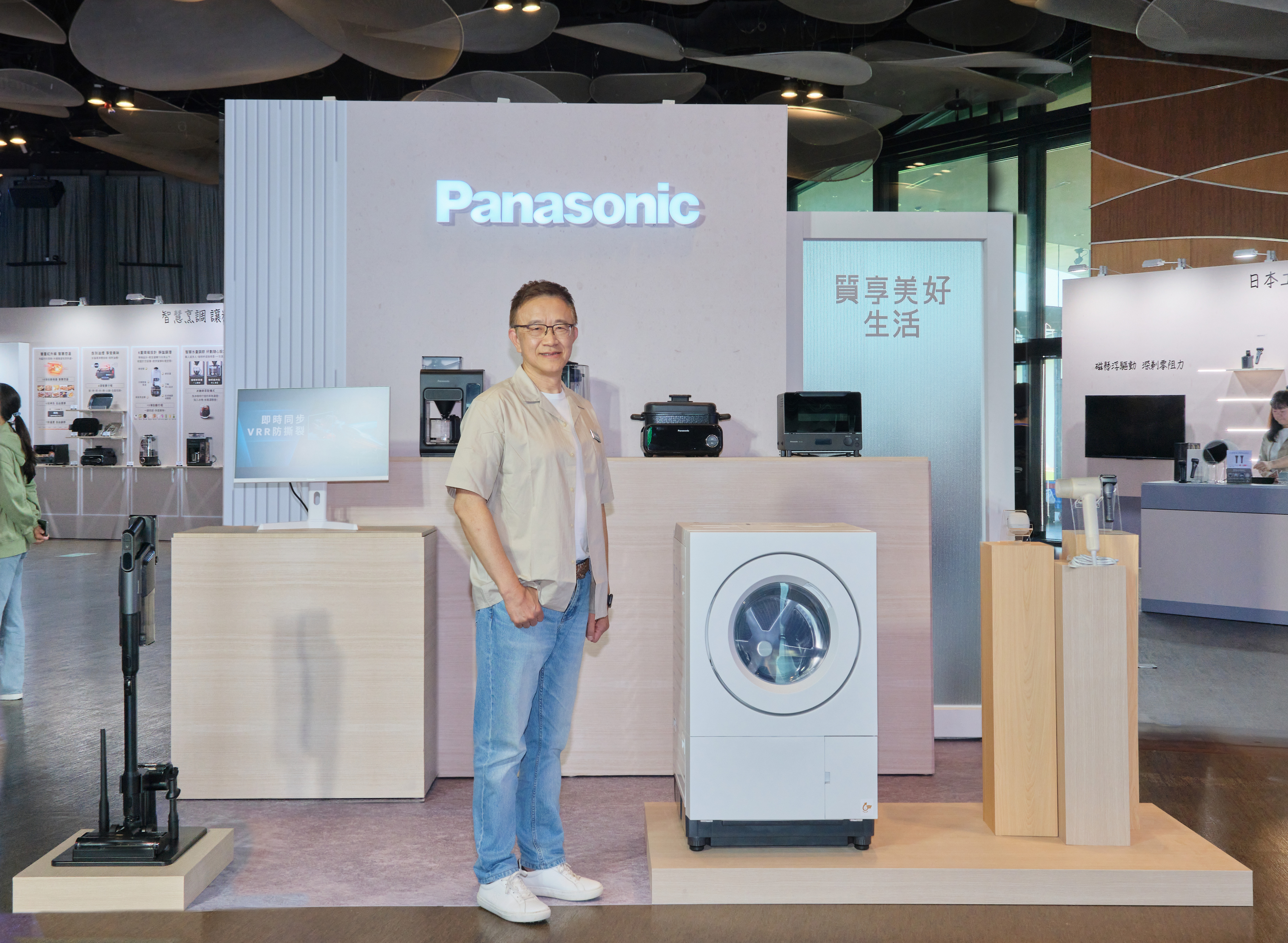 Panasonic以「質享 美好生活」為主軸，推出多款微型旗艦家電新品，重新定義有限空間中的高品質生活提案，圖為台灣松下銷售公司總經理 張天來。